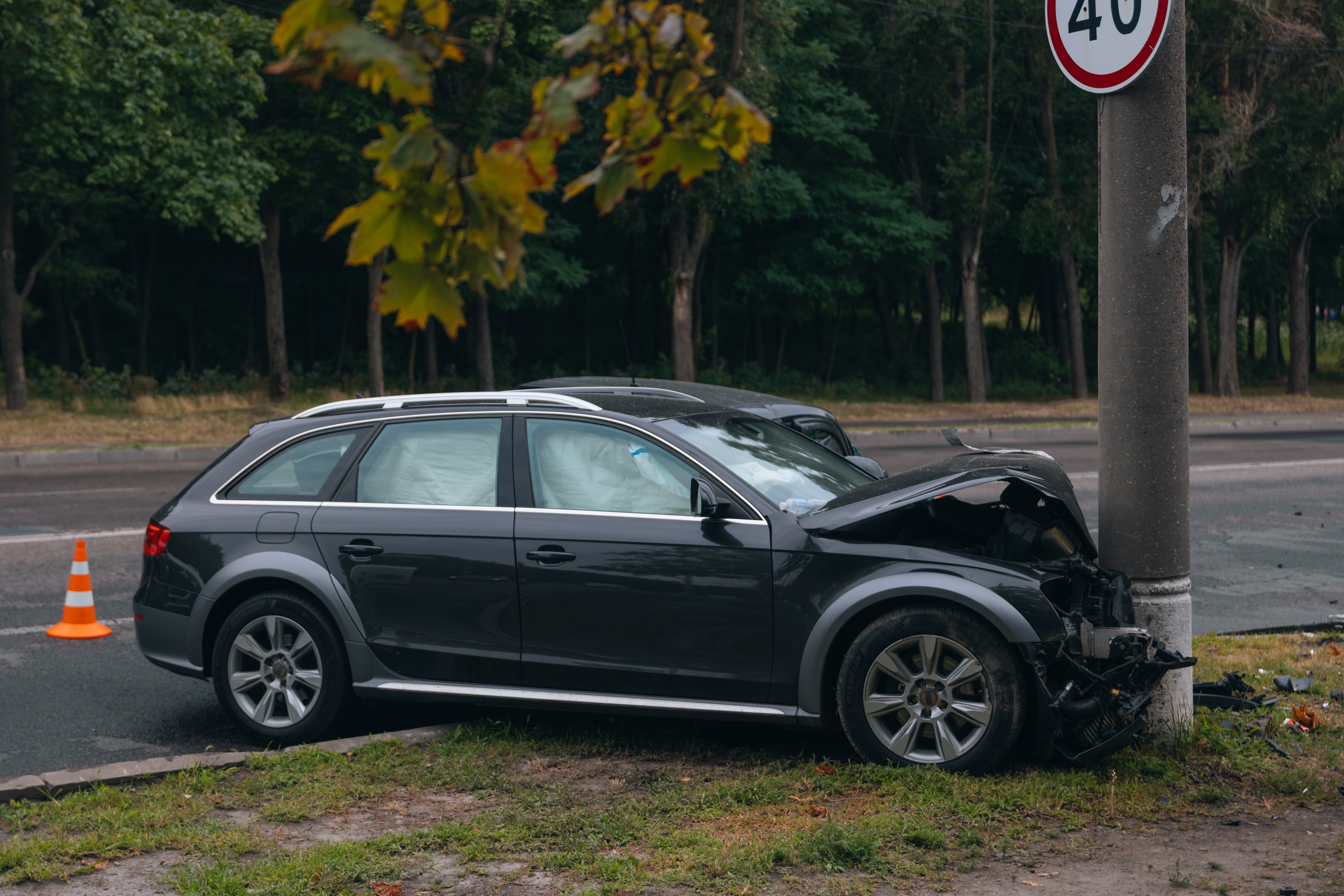 Une voiture qui s'est encastrée dans un poteau | Source : Shutterstock