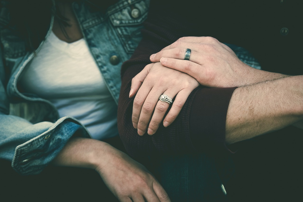 Couple se tenant par la main | Source : Pixabay
