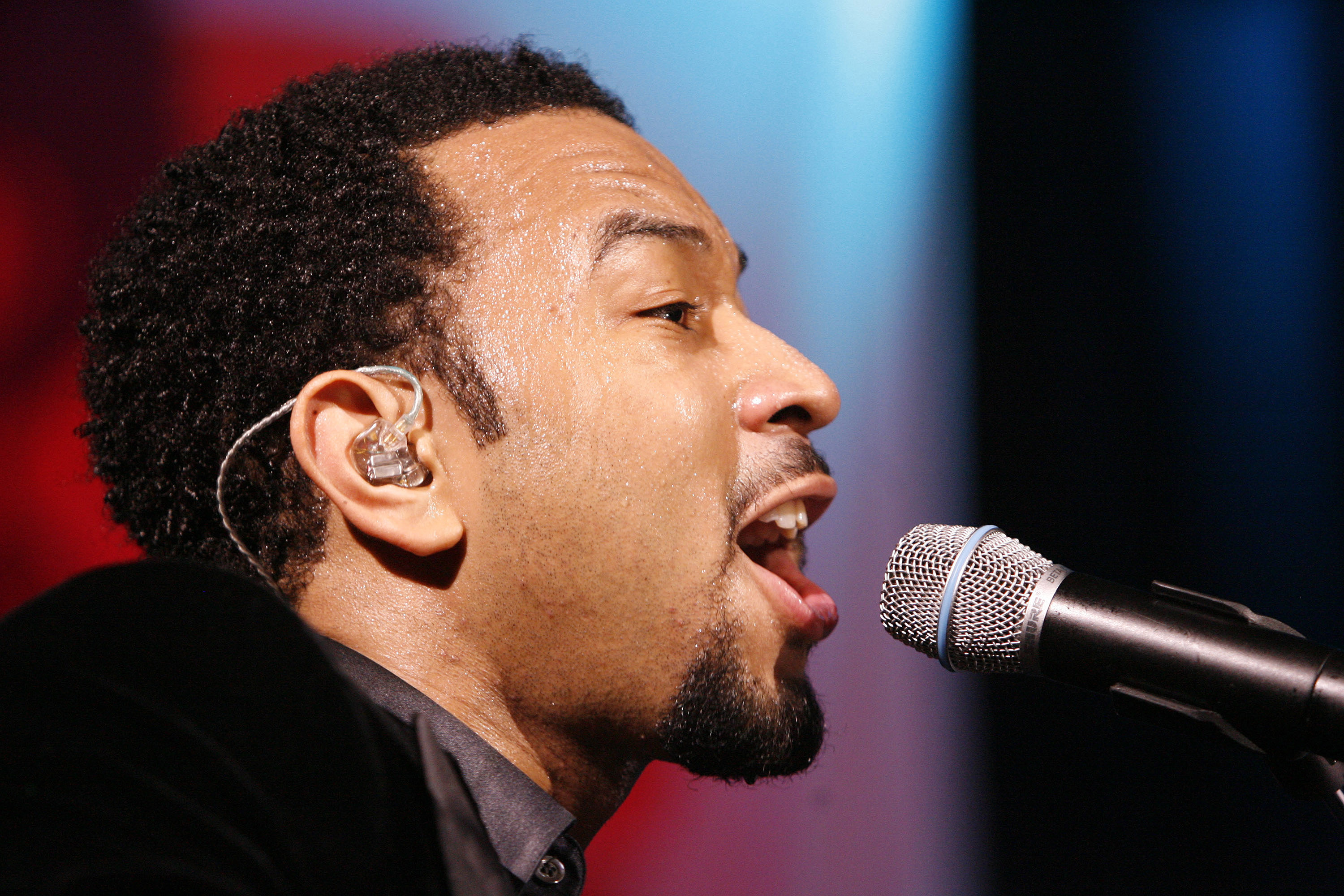 John Legend se produit à la House of Blues en 2006, à Los Angeles, en Californie. | Source : Getty Images