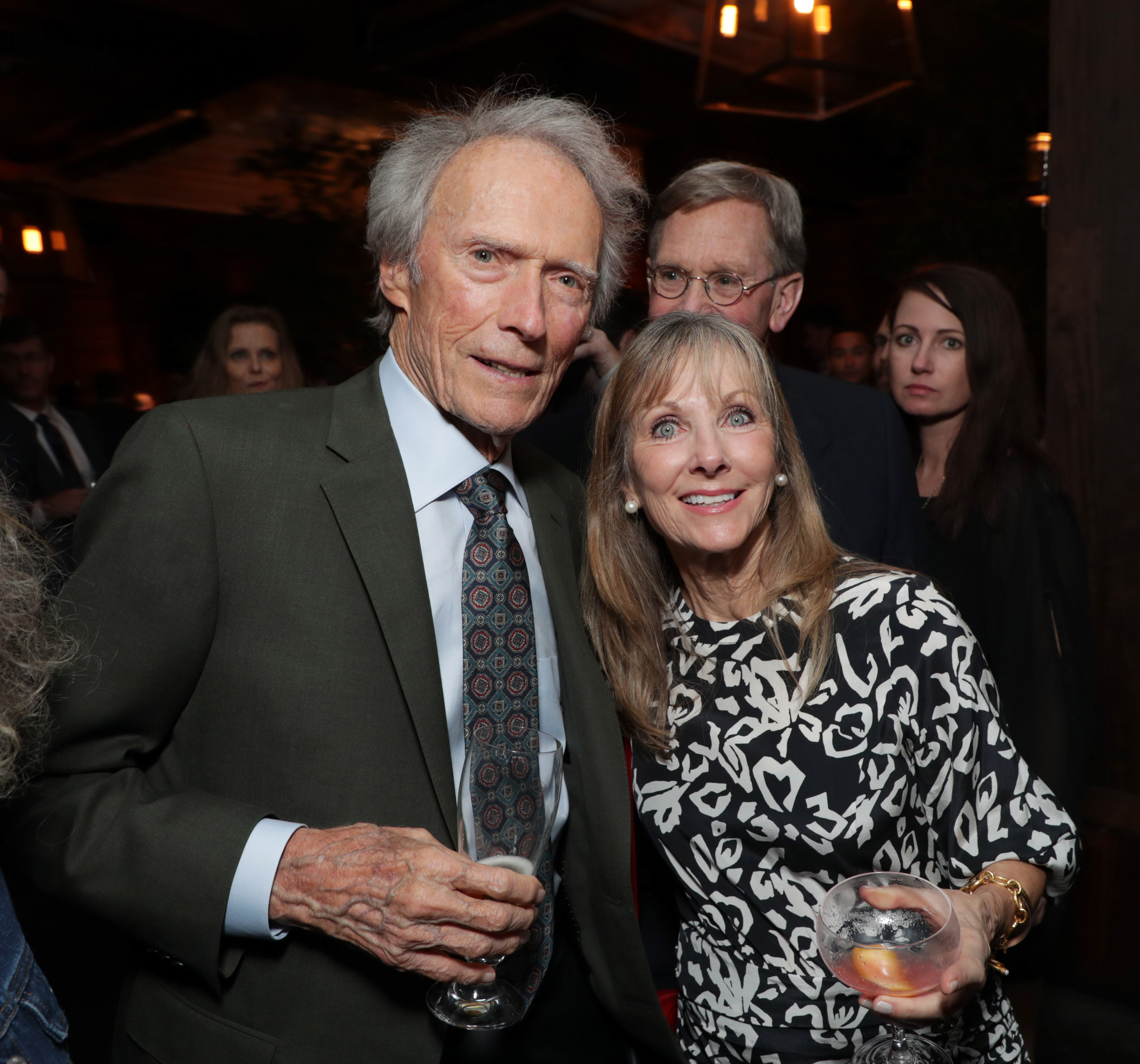 Clint Eastwood et Laurie Murray lors de la première mondiale de "The Mule", le 10 décembre 2018. | Source : Getty Images