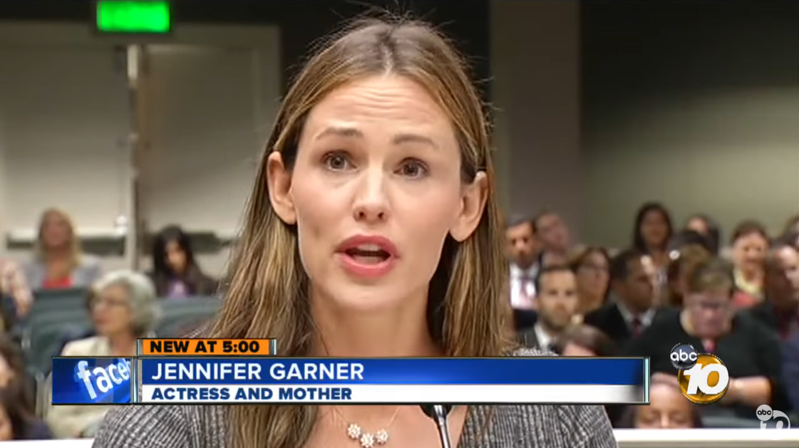 Jennifer Garner exhorte les législateurs californiens à soutenir une loi prévoyant des sanctions plus sévères pour les paparazzis qui harcèlent les célébrités et leurs enfants. | Source : YouTube/abc10news