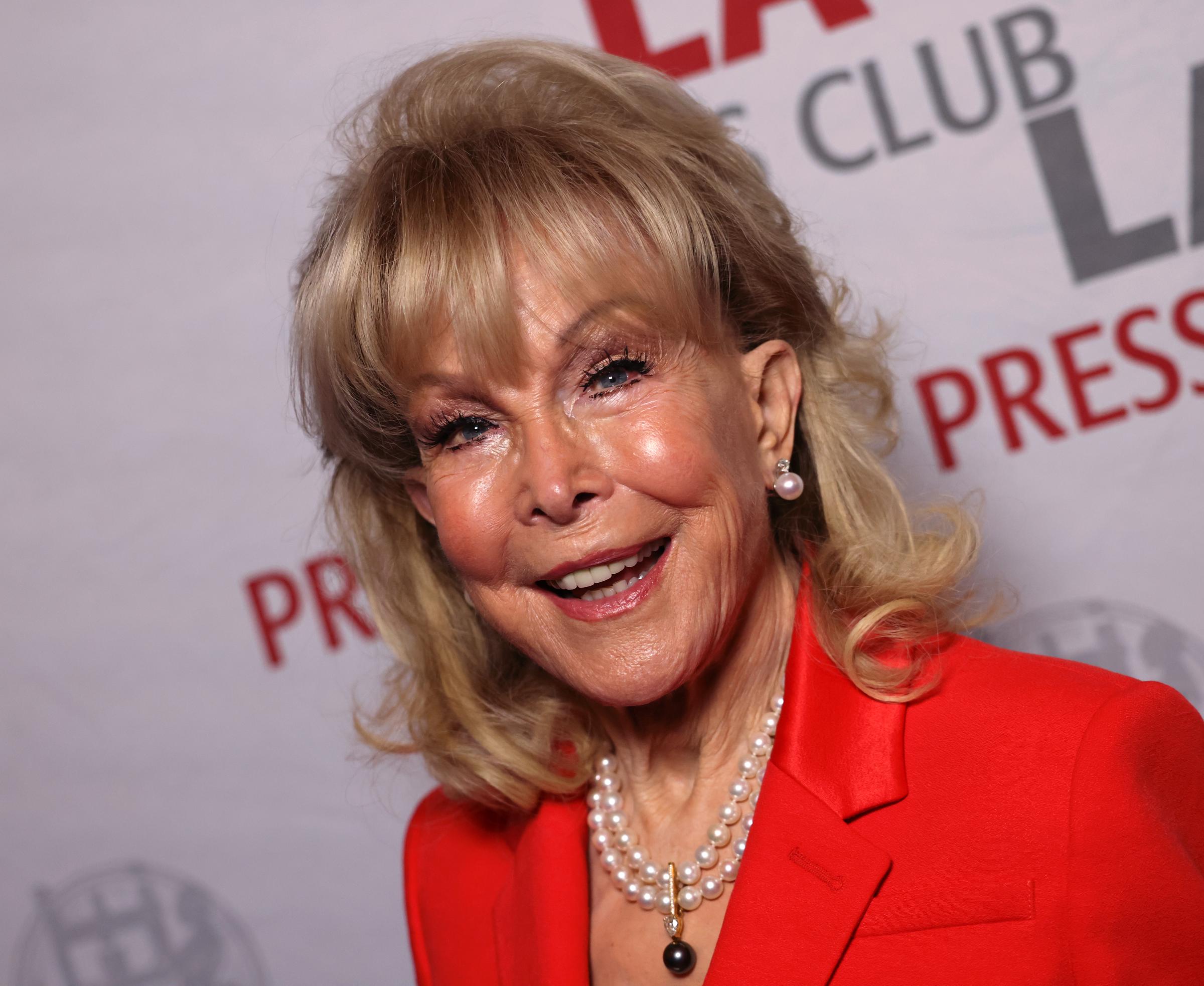 Barbara Eden assiste au 16e gala annuel des prix du journalisme national des arts et du divertissement à Los Angeles, en Californie, le 3 décembre 2023. | Source : Getty Images