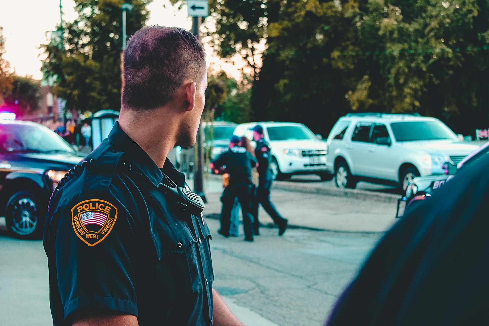 Agents de police dans une rue | Source : Pexels