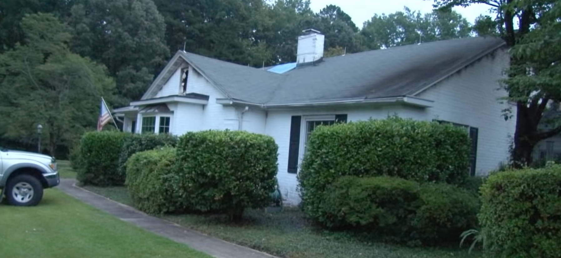 Capture d'écran de la maison du couple lors d'un reportage sur l'incendie de la maison d'Arthur et Rosemary Schneider en 2015 | Source : youtube.com/@USATODAY