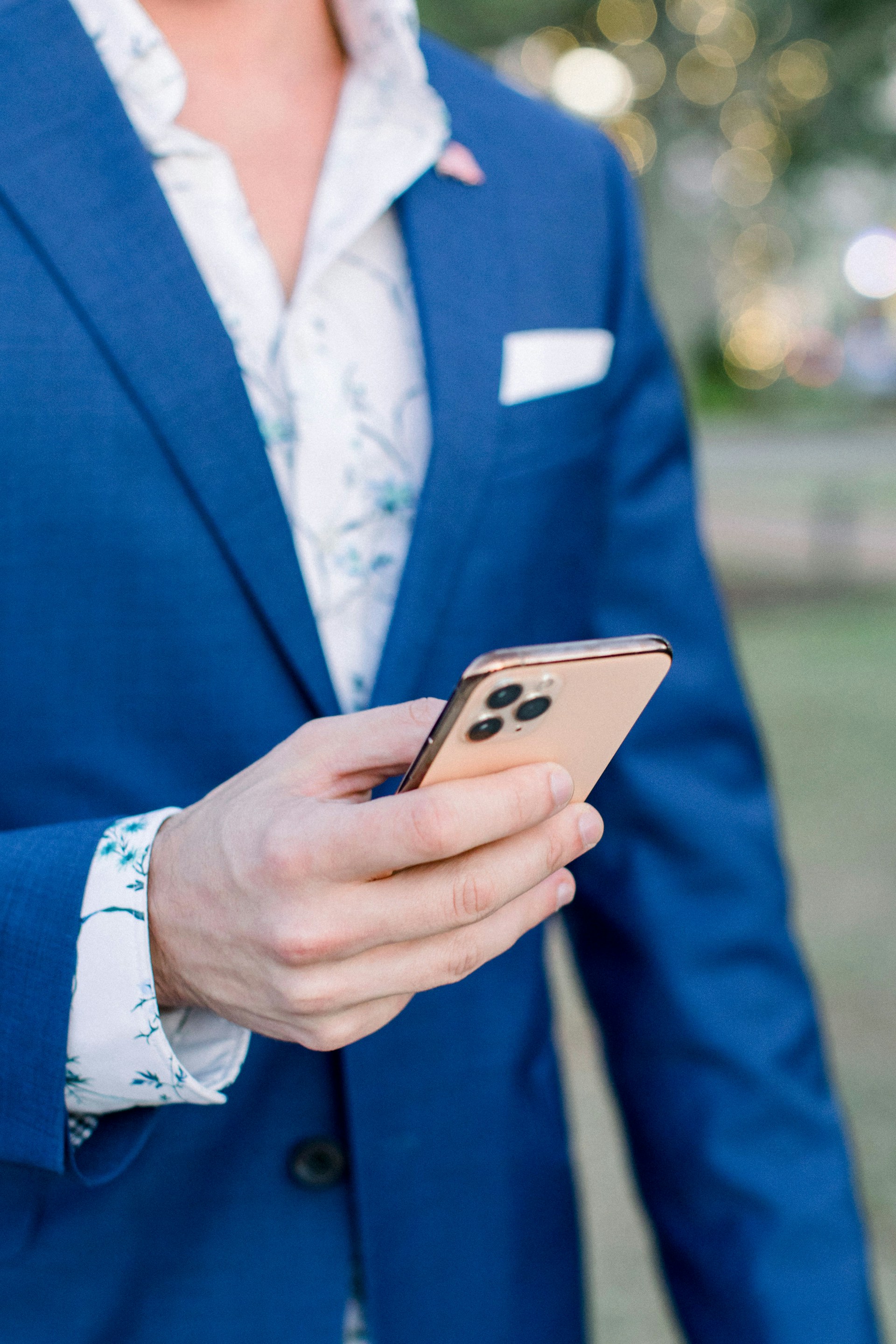 Gros plan d'un homme tenant un smartphone | Source : Unsplash