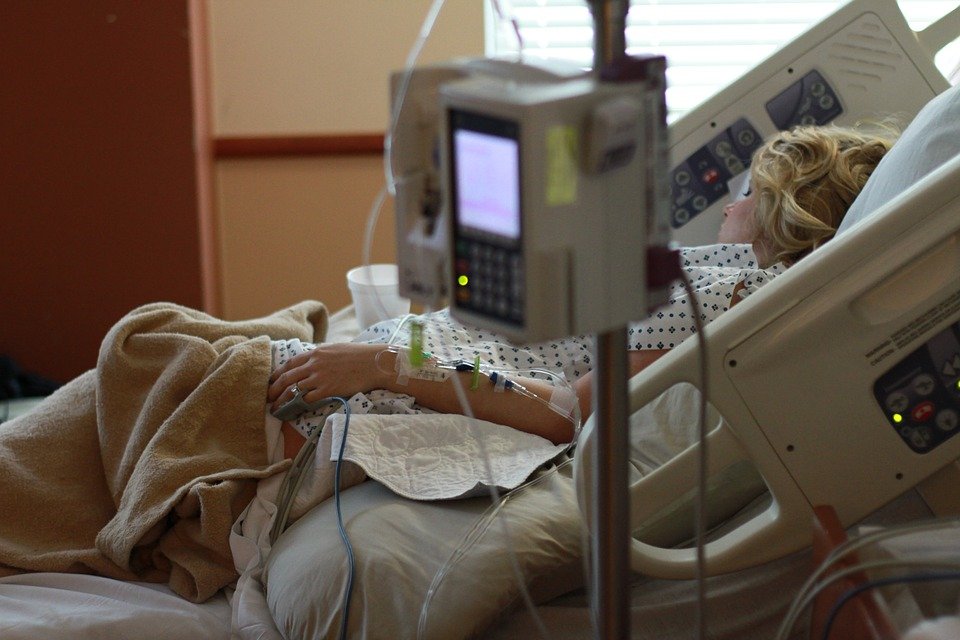 Une femme sur un lit d'hôpital | photo : Pixabay