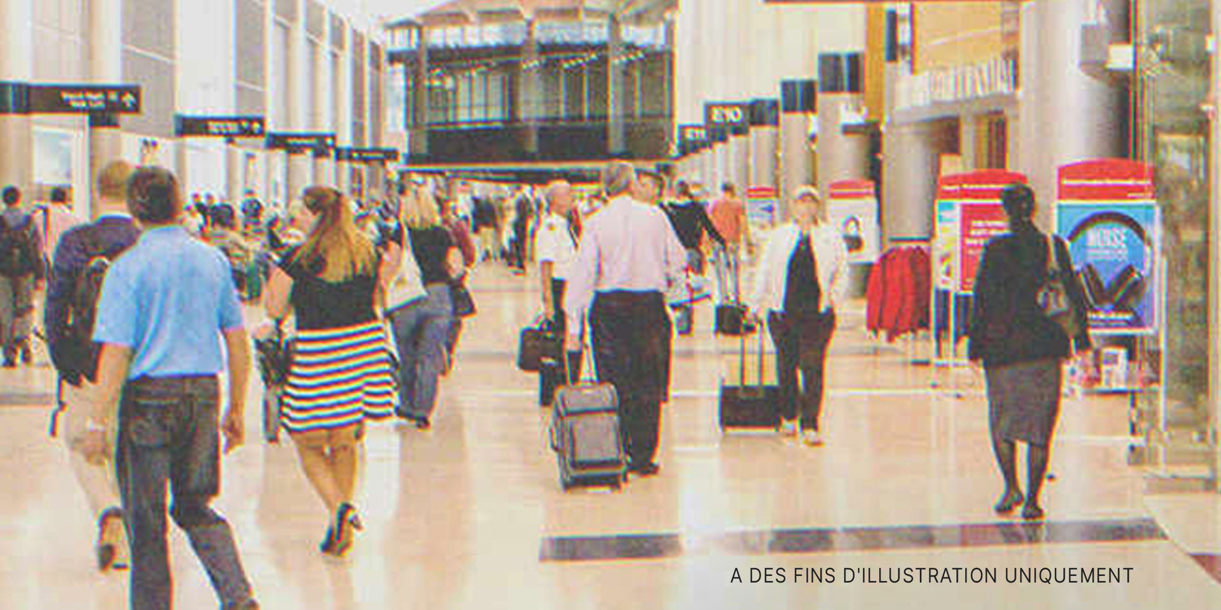 Des personnes dans un aéroport | Source : Shutterstock