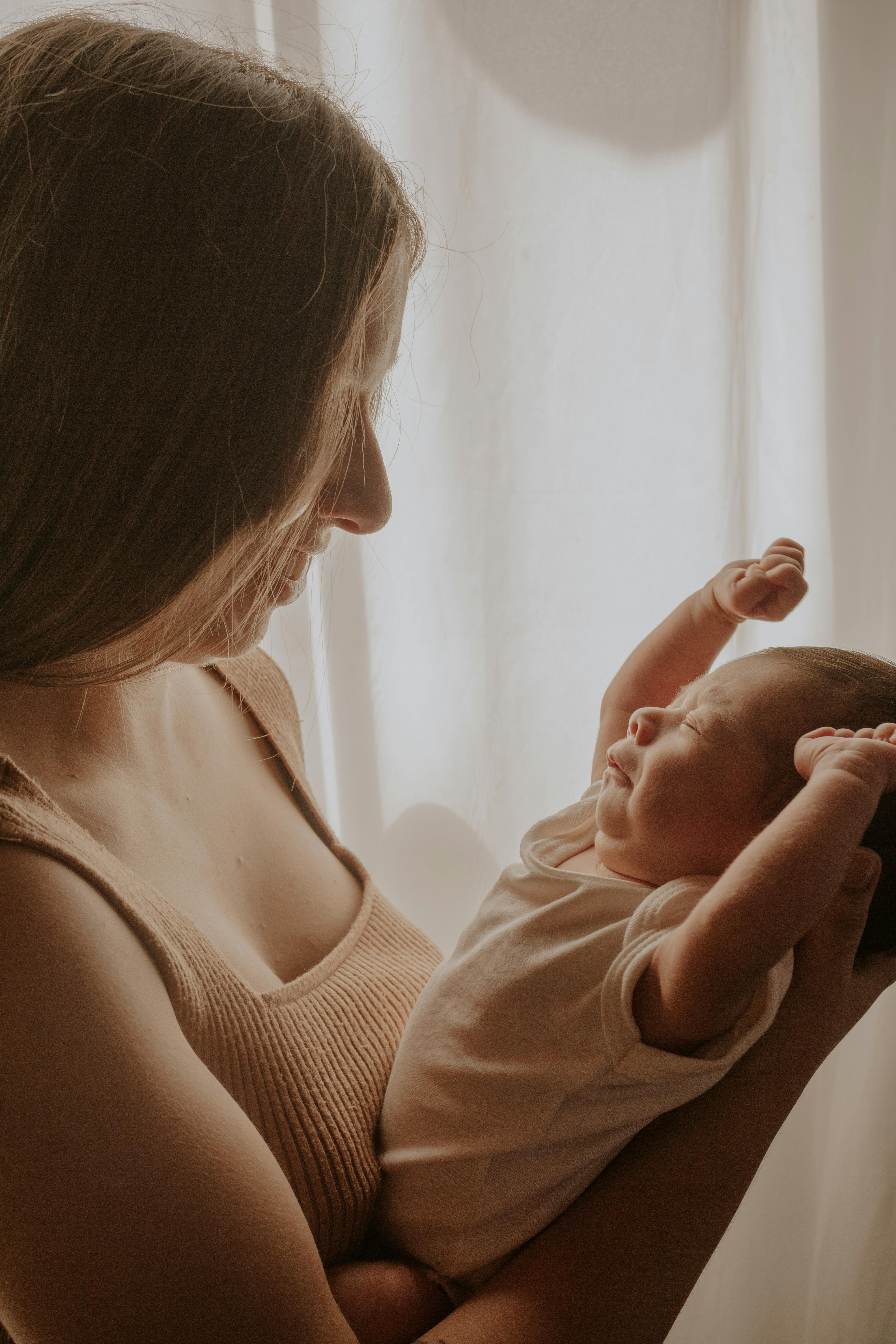 Une femme tenant son bébé | Source : Pexels