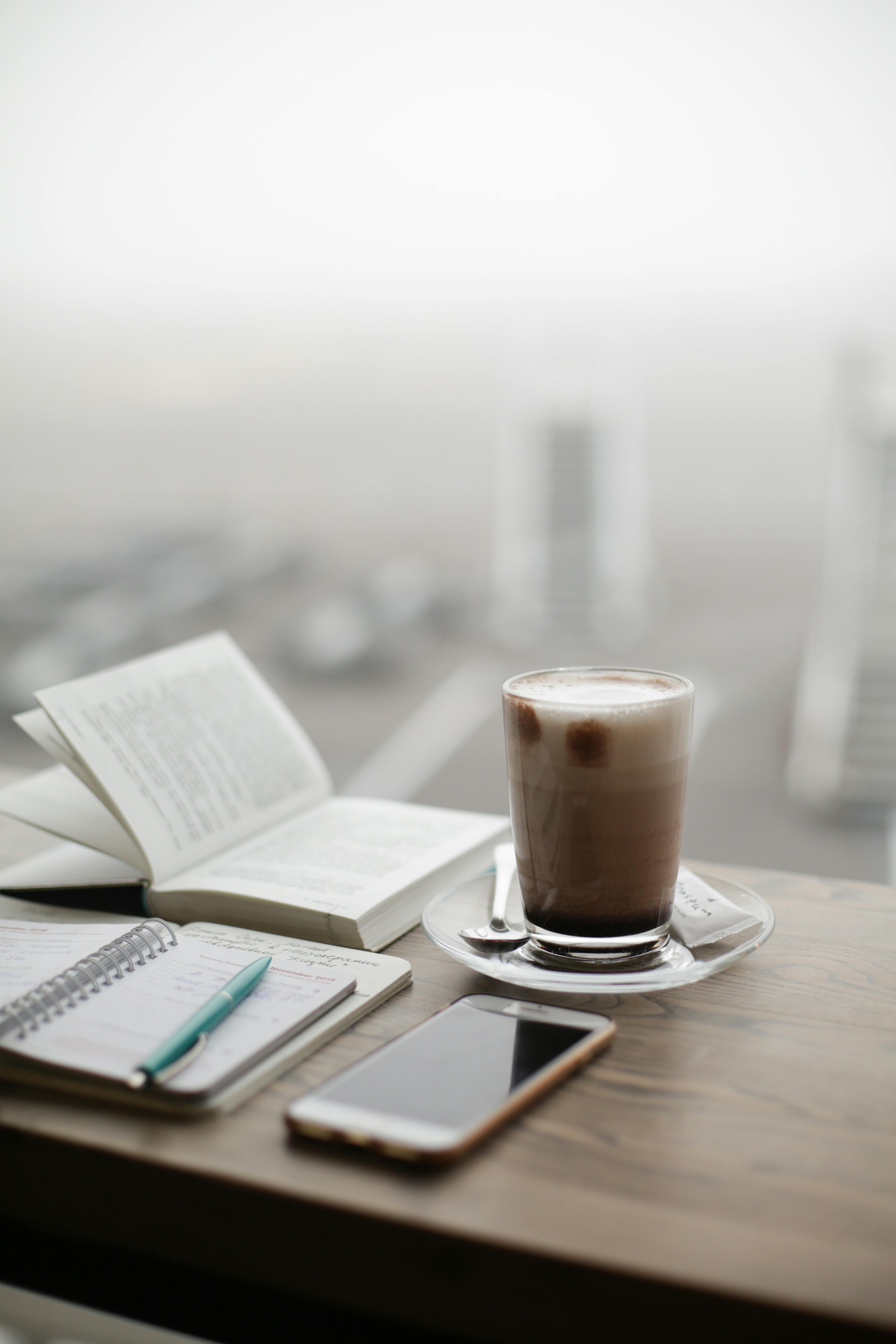 Téléphone sur une table basse | Source : Pexels