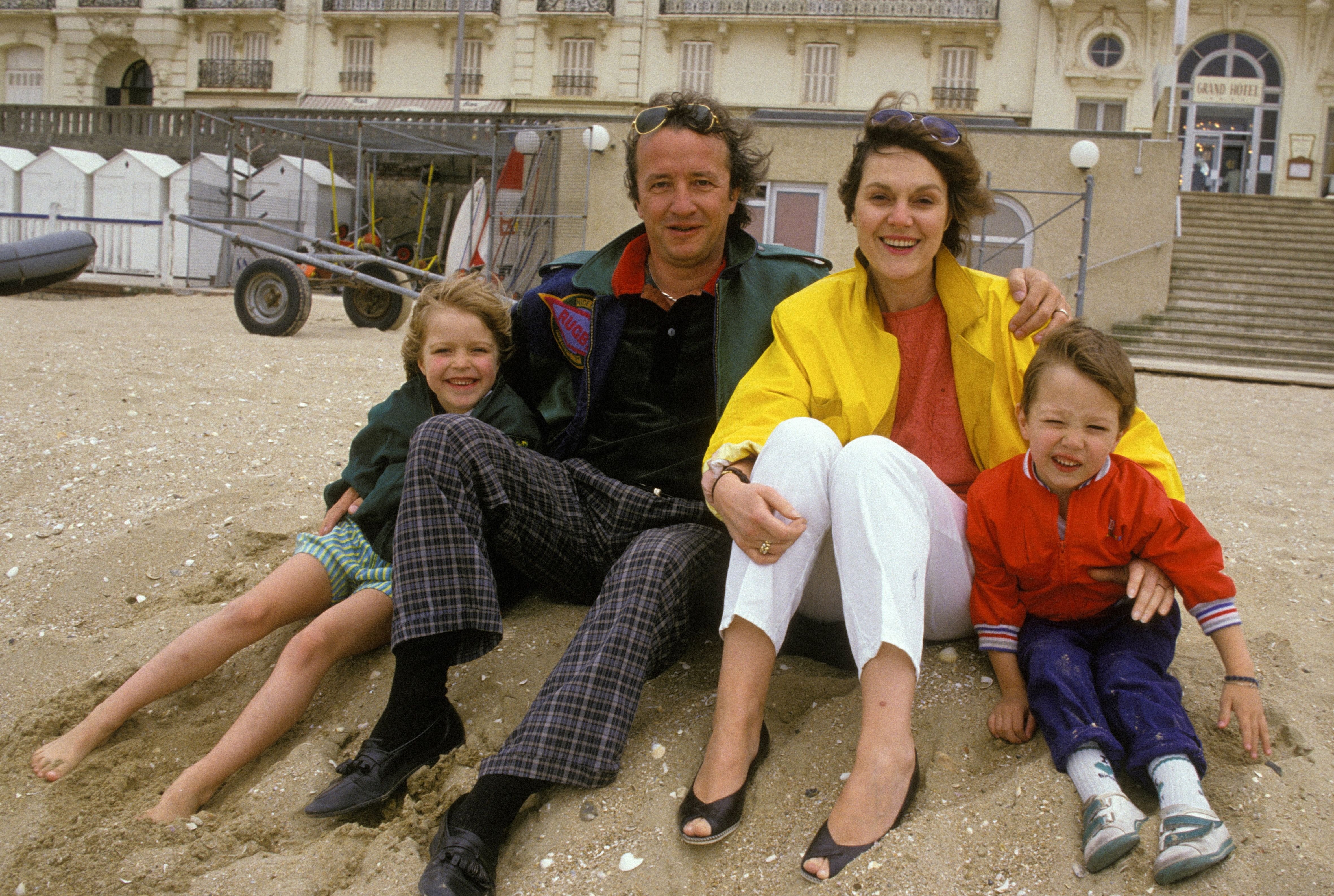 Marie-Laure Augry avec son mari et ses enfants en 1988 à Cabourg. l Source : Getty Images