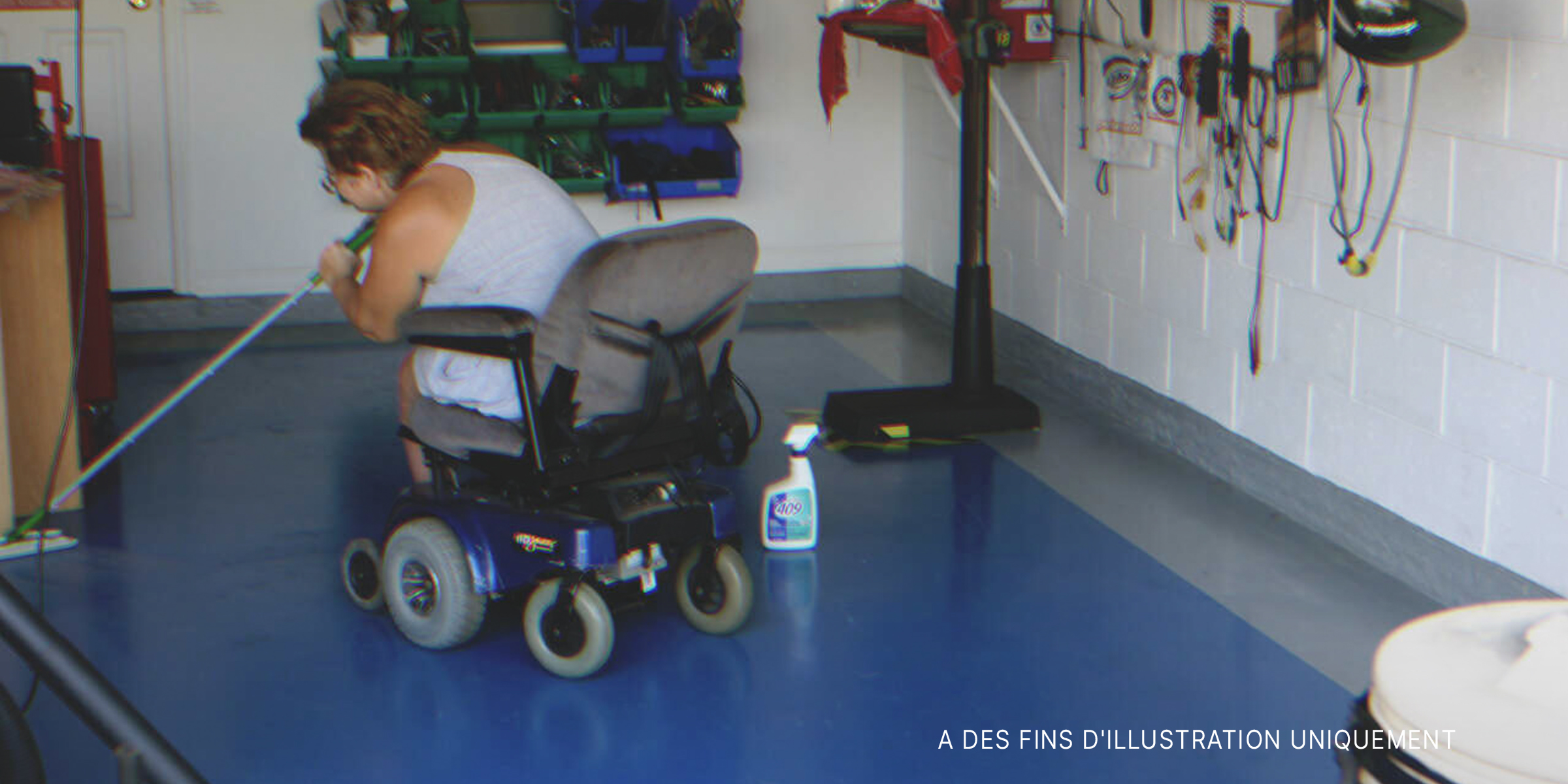 Une femme en fauteuil roulant nettoie le sol. | Source : Flickr