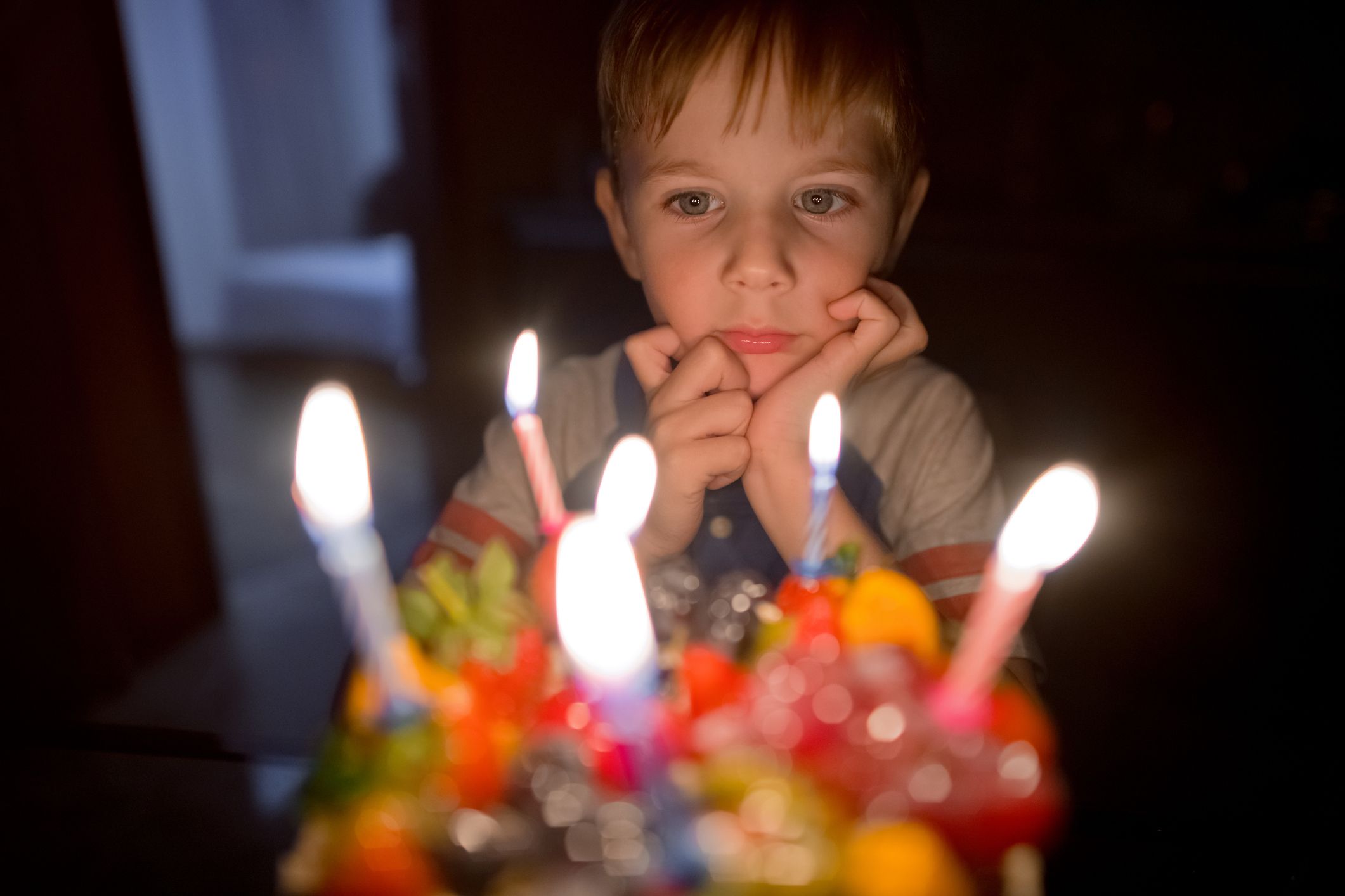 Un petit garçon regarde un gâteau d'anniversaire. | Source : Getty Images