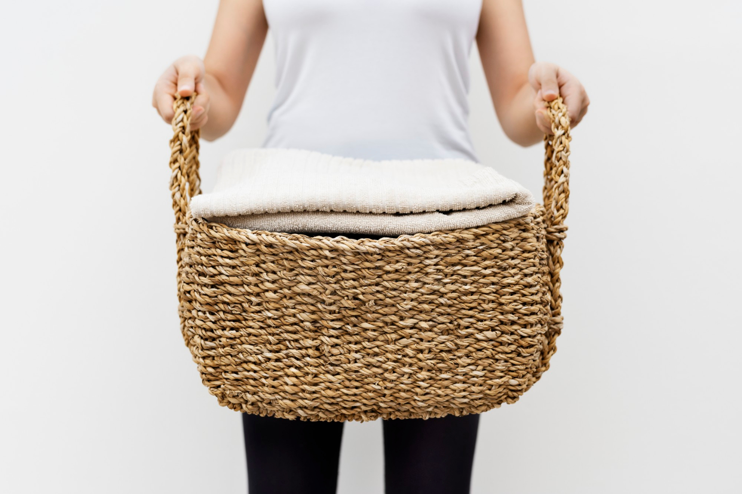 Une femme tenant un panier à linge | Source : Freepik
