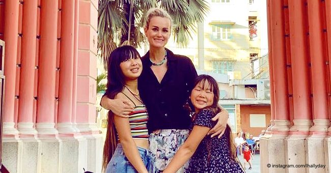 Laeticia Hallyday montre une vidéo avec une orpheline dans les bras et partage son succès au Vietnam