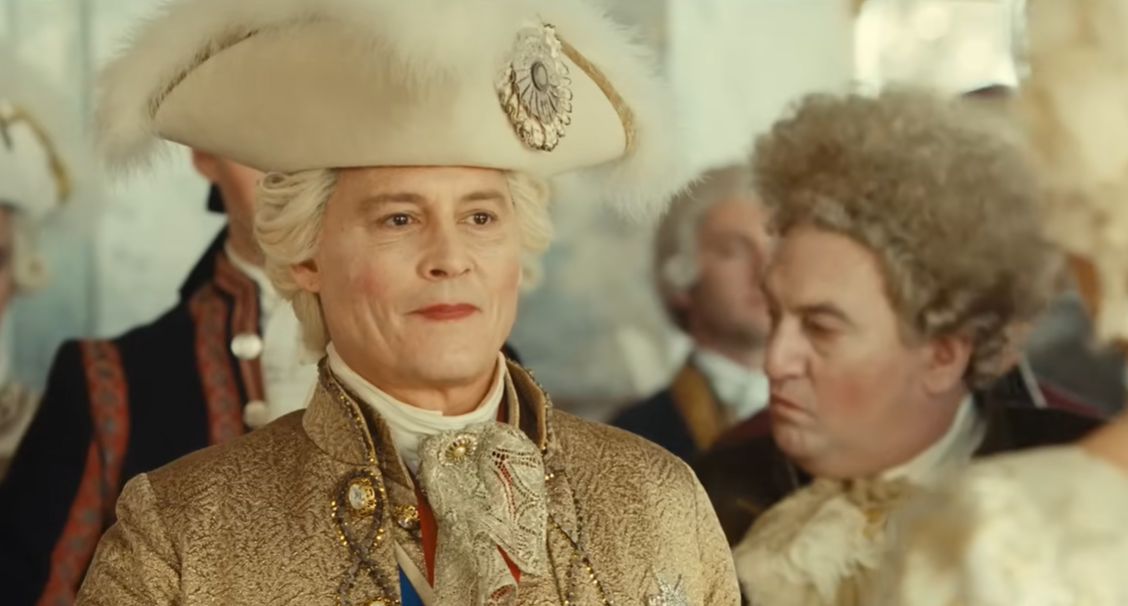 Johnny Depp dans le rôle du roi Louis XV dans le film "Jeanne Du Barry". | Source : YouTube/PalaceFilms