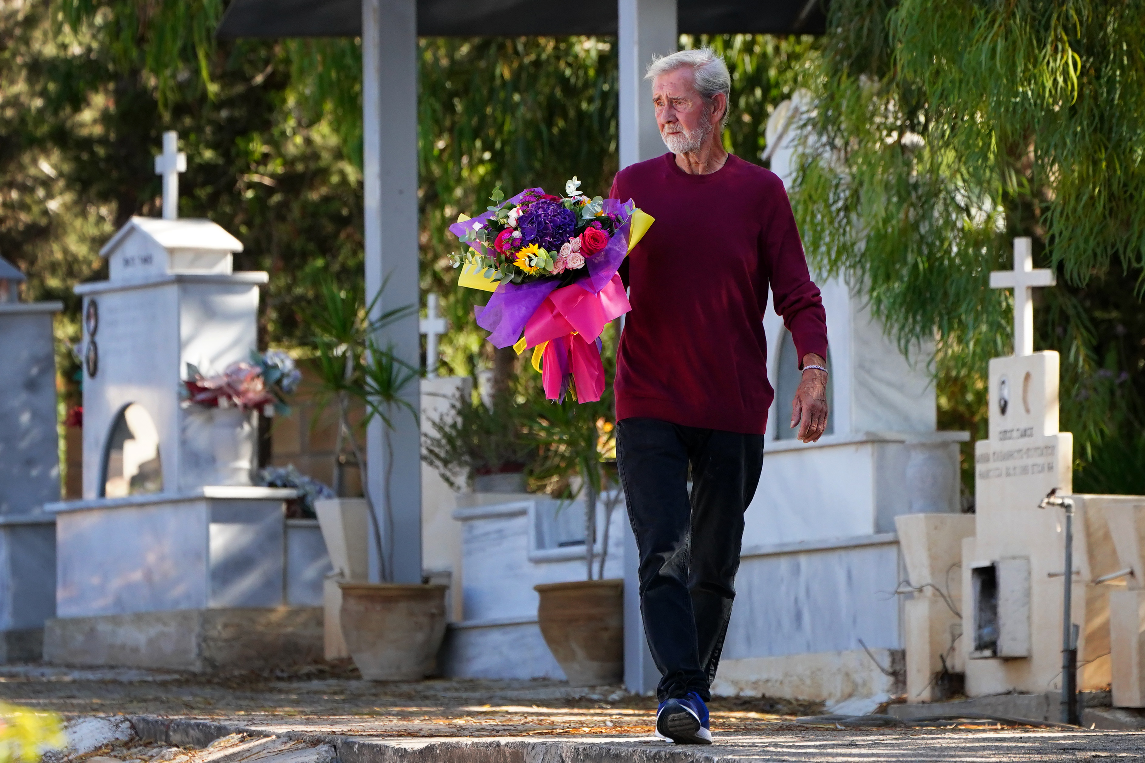 David Hunter avec des fleurs près de la tombe de sa femme le 1er août 2023 | Source : Getty Images