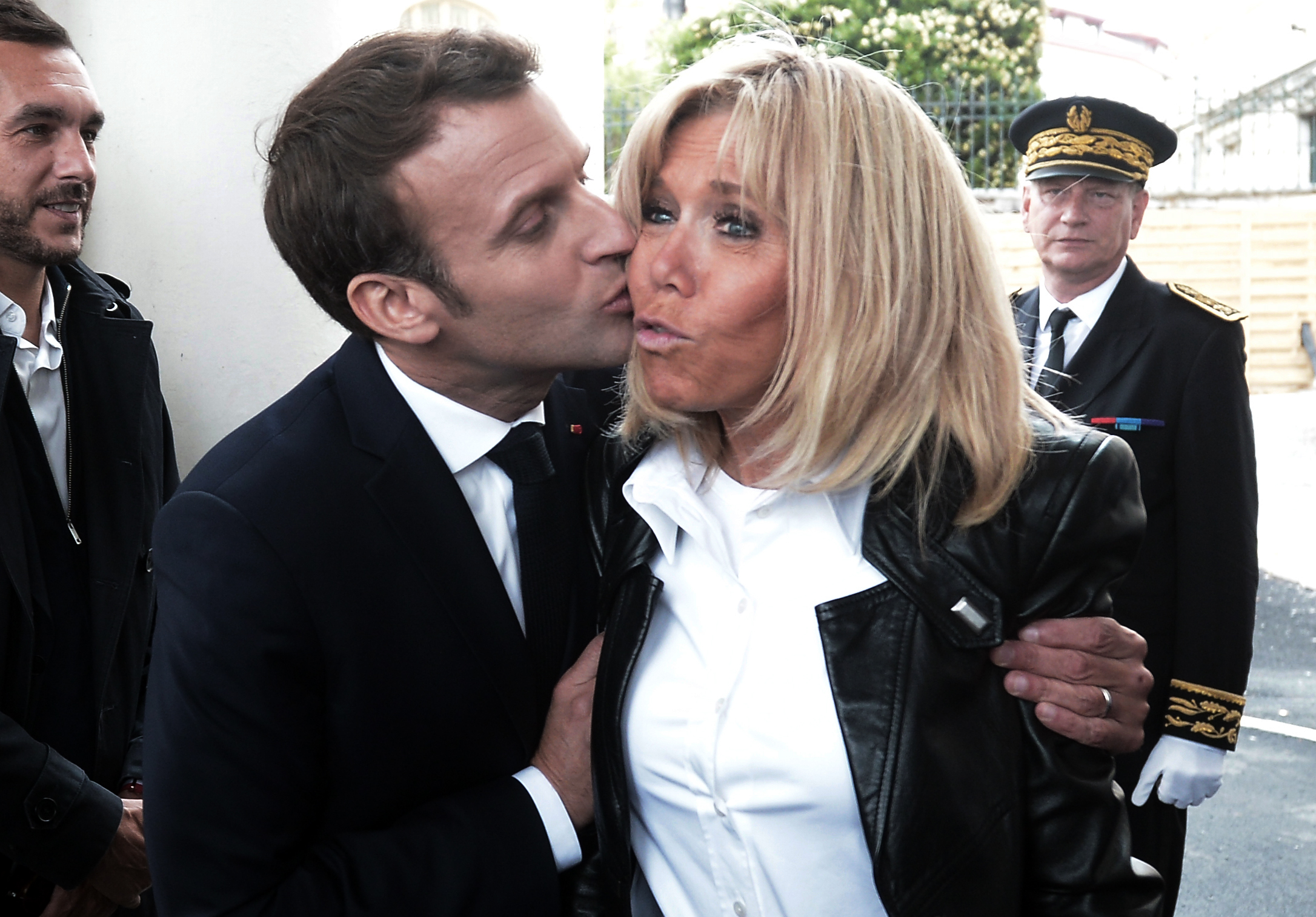 Le président Emmanuel Macron qui embrasse Brigitte après une conférence de presse lors de sa visite à Biarritz le 17 mai 2019 - juste avant le sommet du G7 organisé dans la ville côtière française.