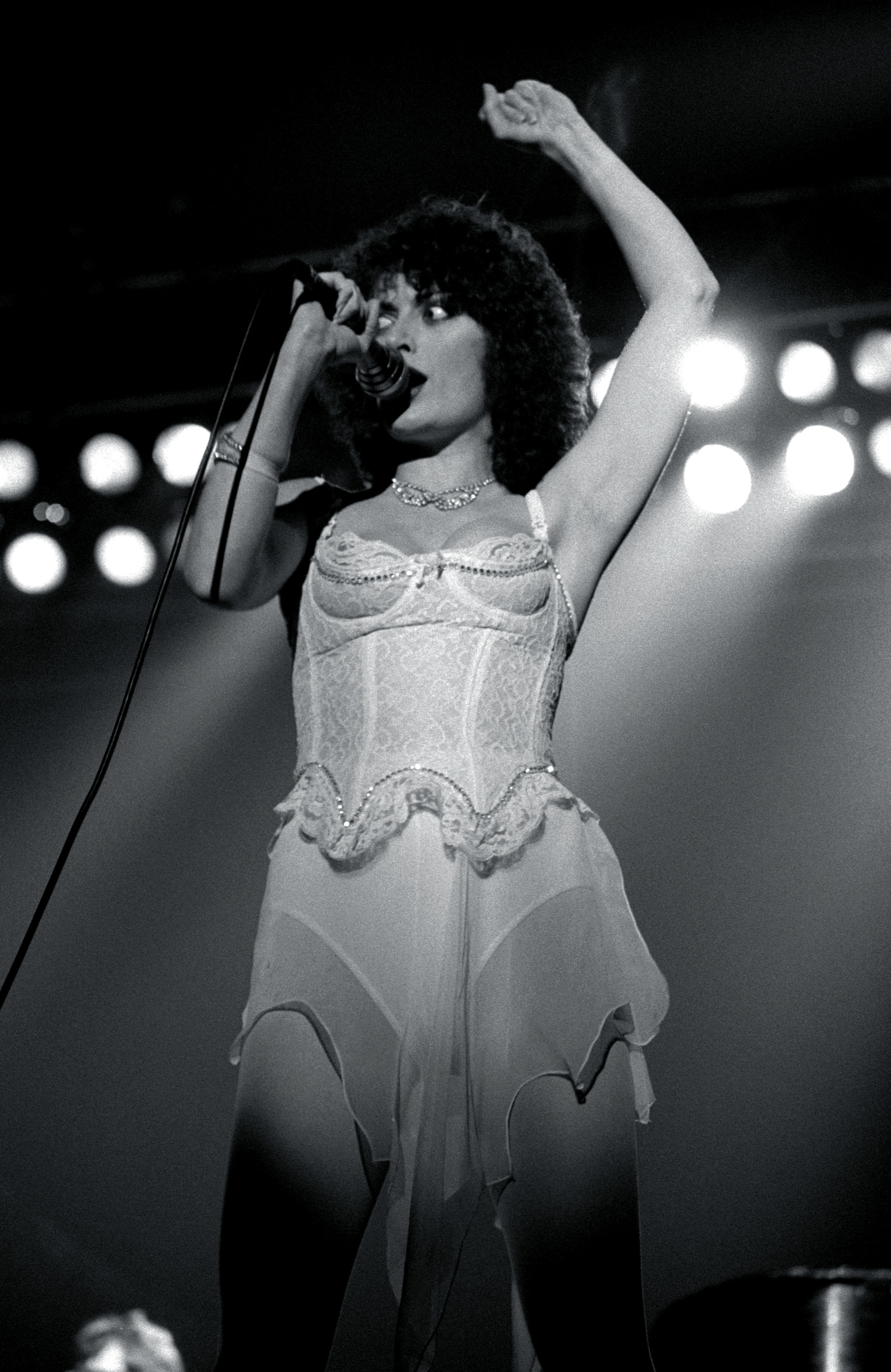 Karla DeVito au Wembley Arena le 2 avril 1982, à Londres, en Angleterre. | Source : Getty Images