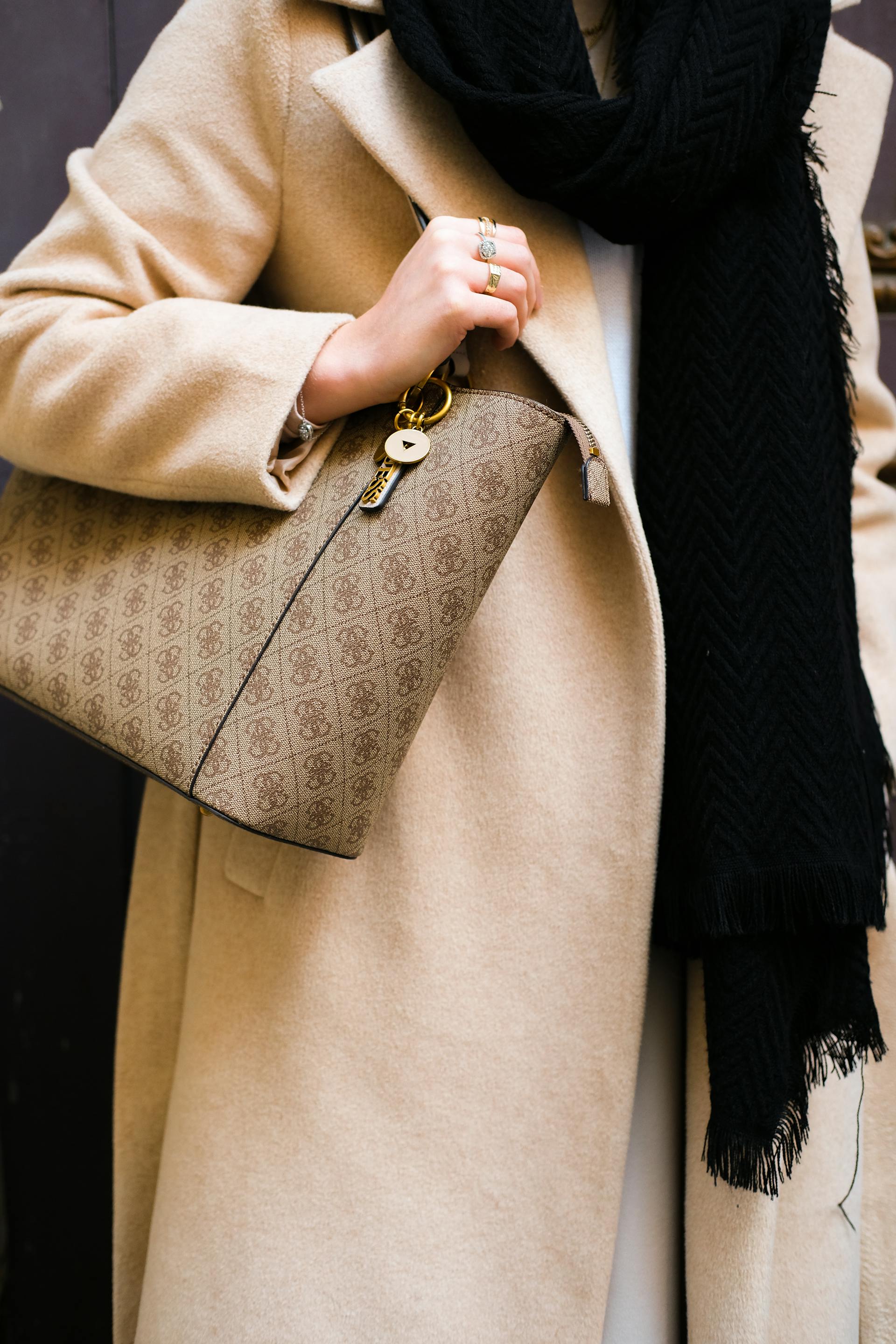 Une femme tenant un sac à main | Source : Pexels