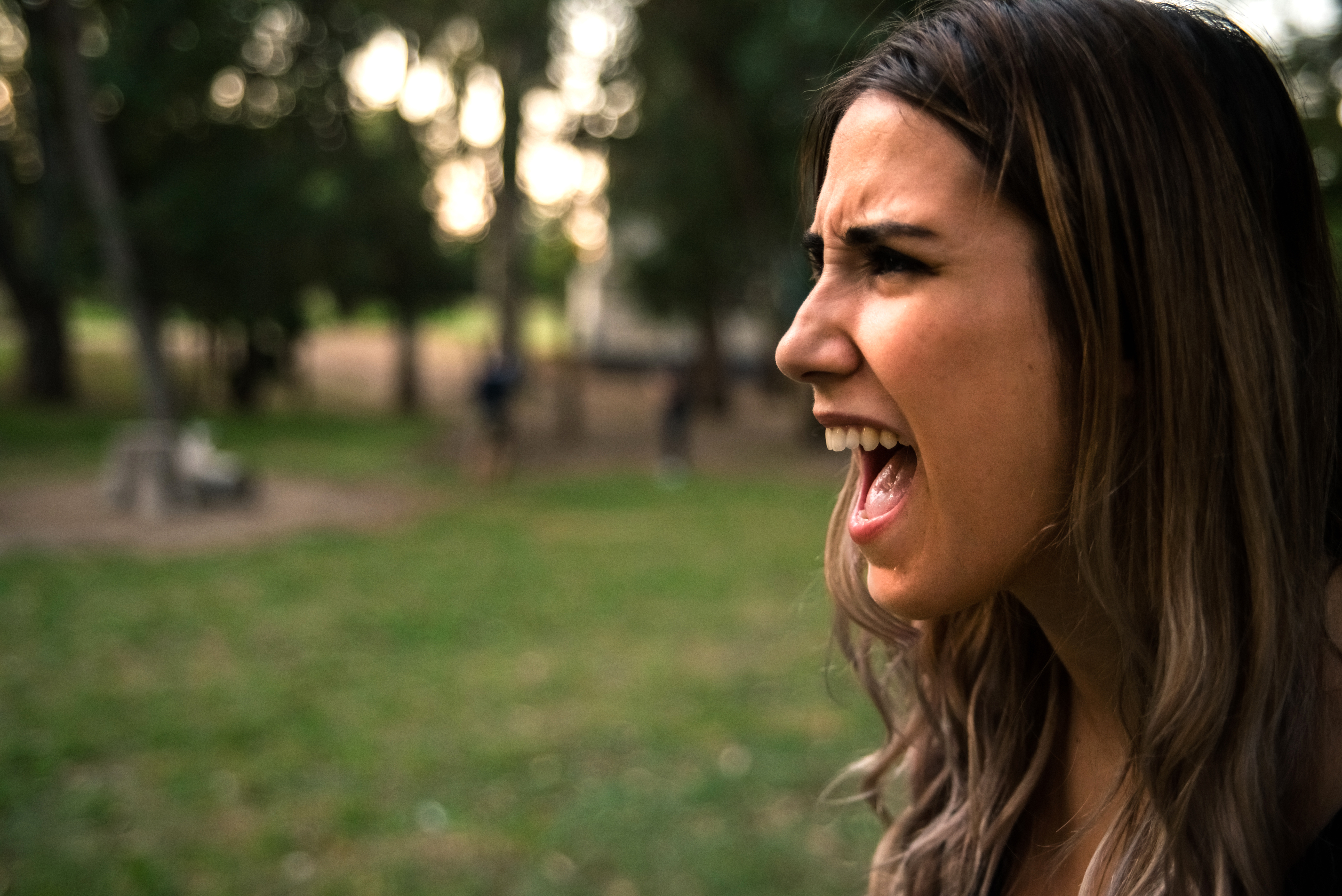 Une femme photographiée avec la bouche ouverte alors qu'elle crie ou hurle | Source : Shutterstock