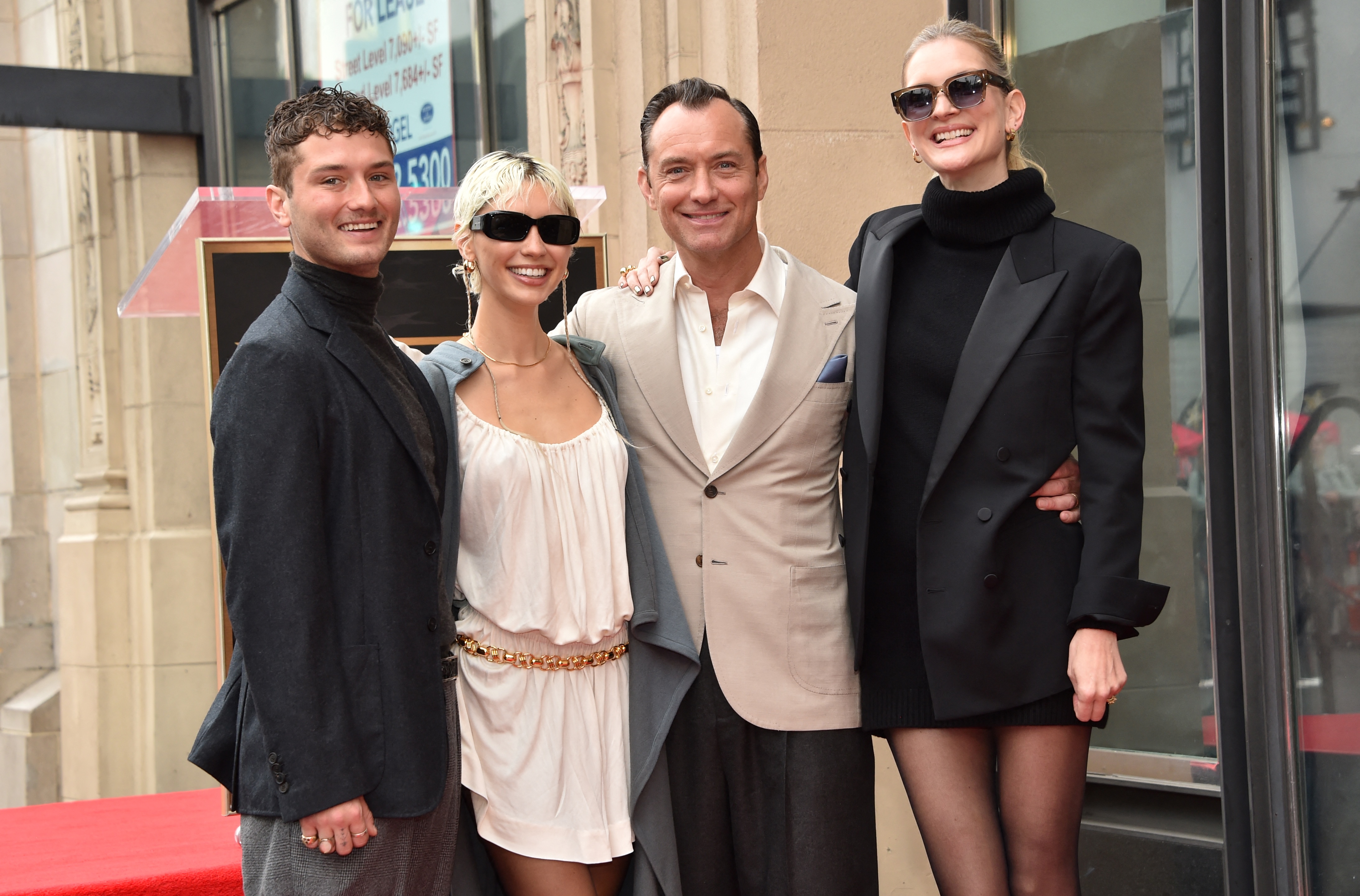 Raff, Iris, Jude Law et Phillipa Coan photographiés le 12 décembre 2024 | Source : Getty Images