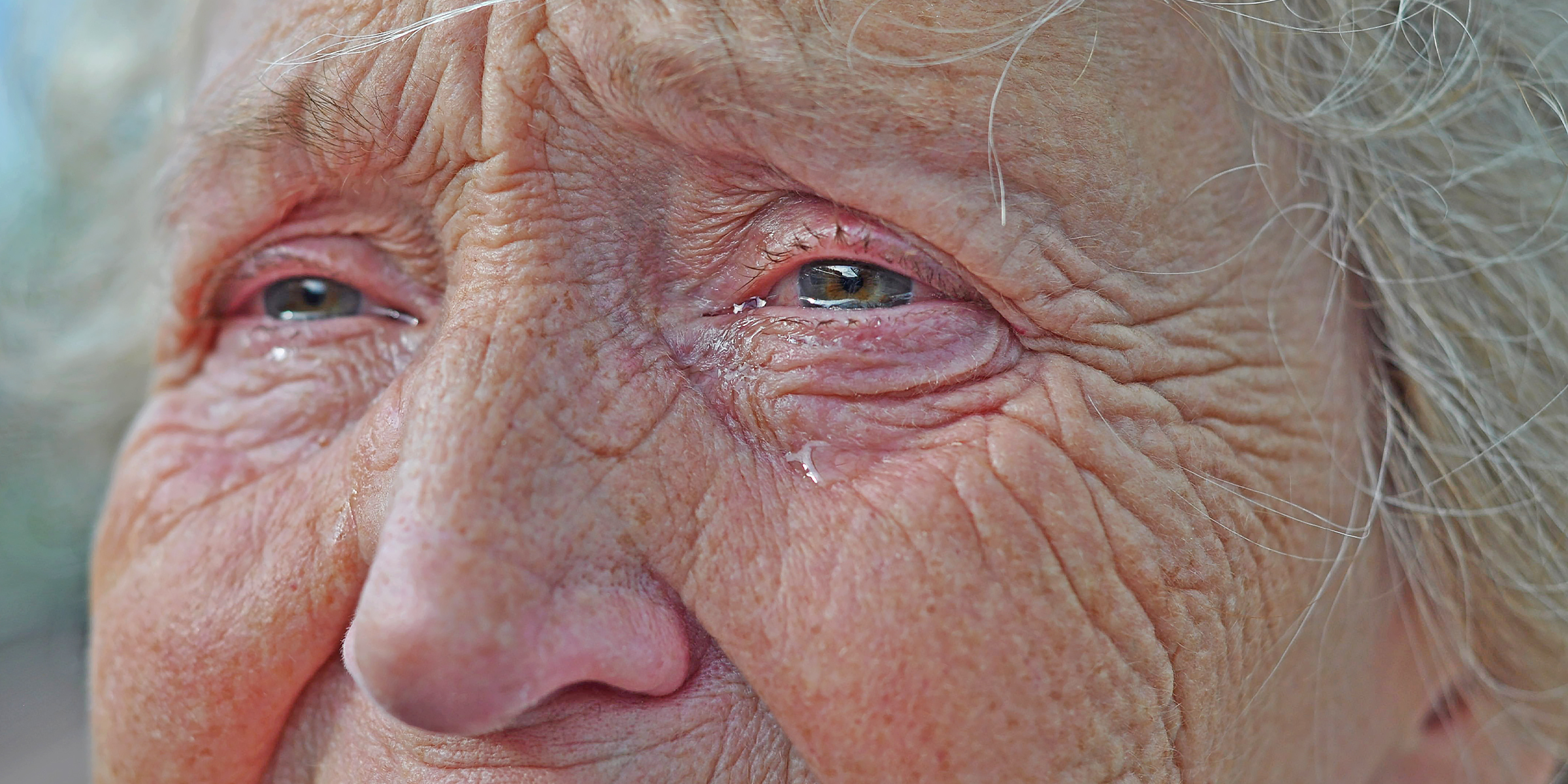 Une dame âgée en pleurs | Source : Shutterstock