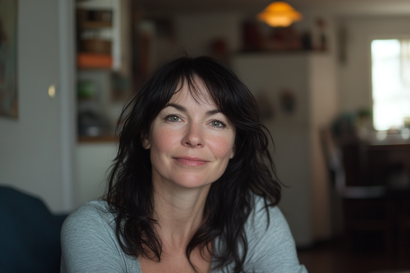 Une femme souriante dans un salon | Source : Midjourney