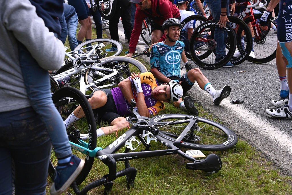 Des coureurs du Tour de France après une chute | photo : Getty Images