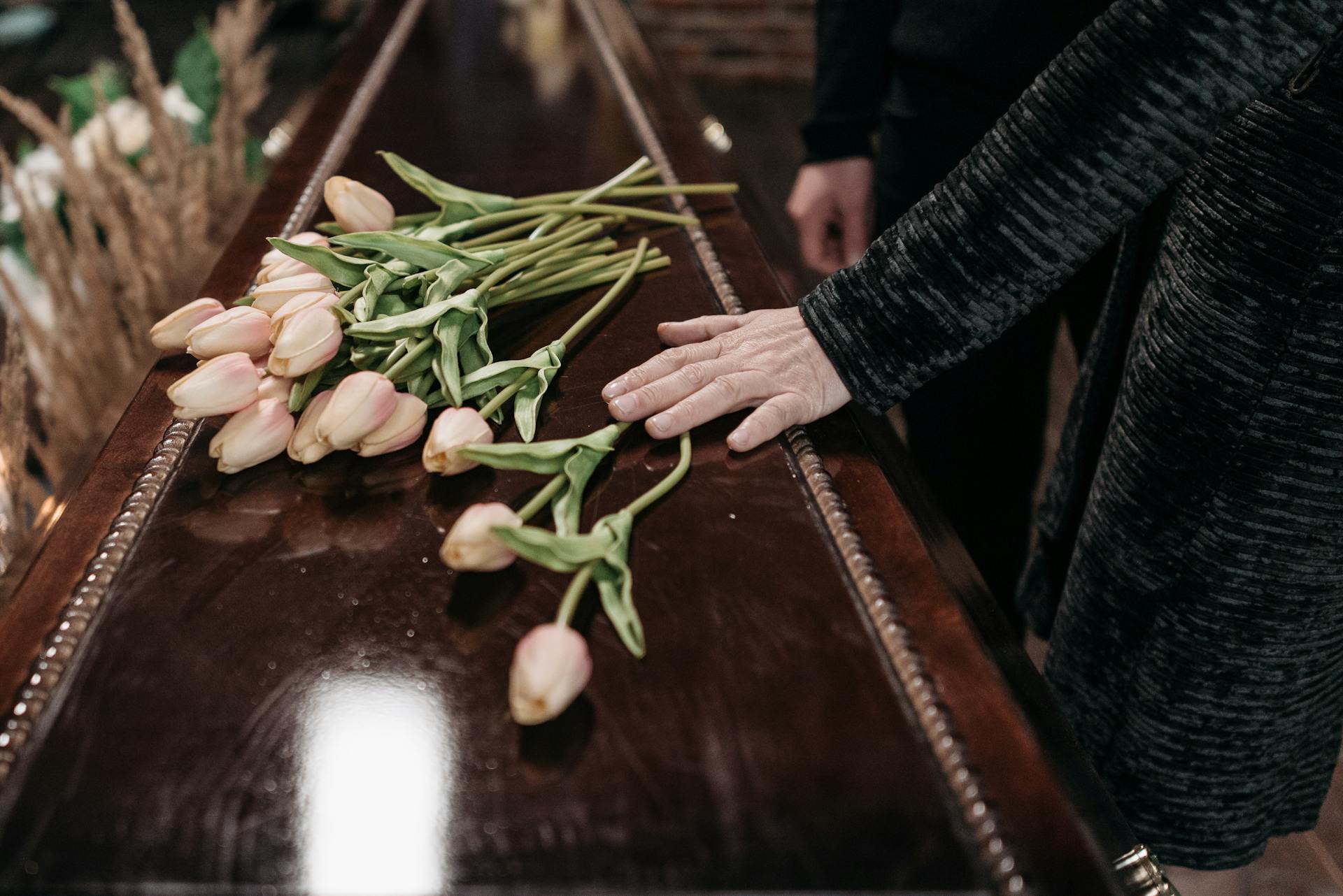 Fleurs sur un cercueil | Source : Pexels
