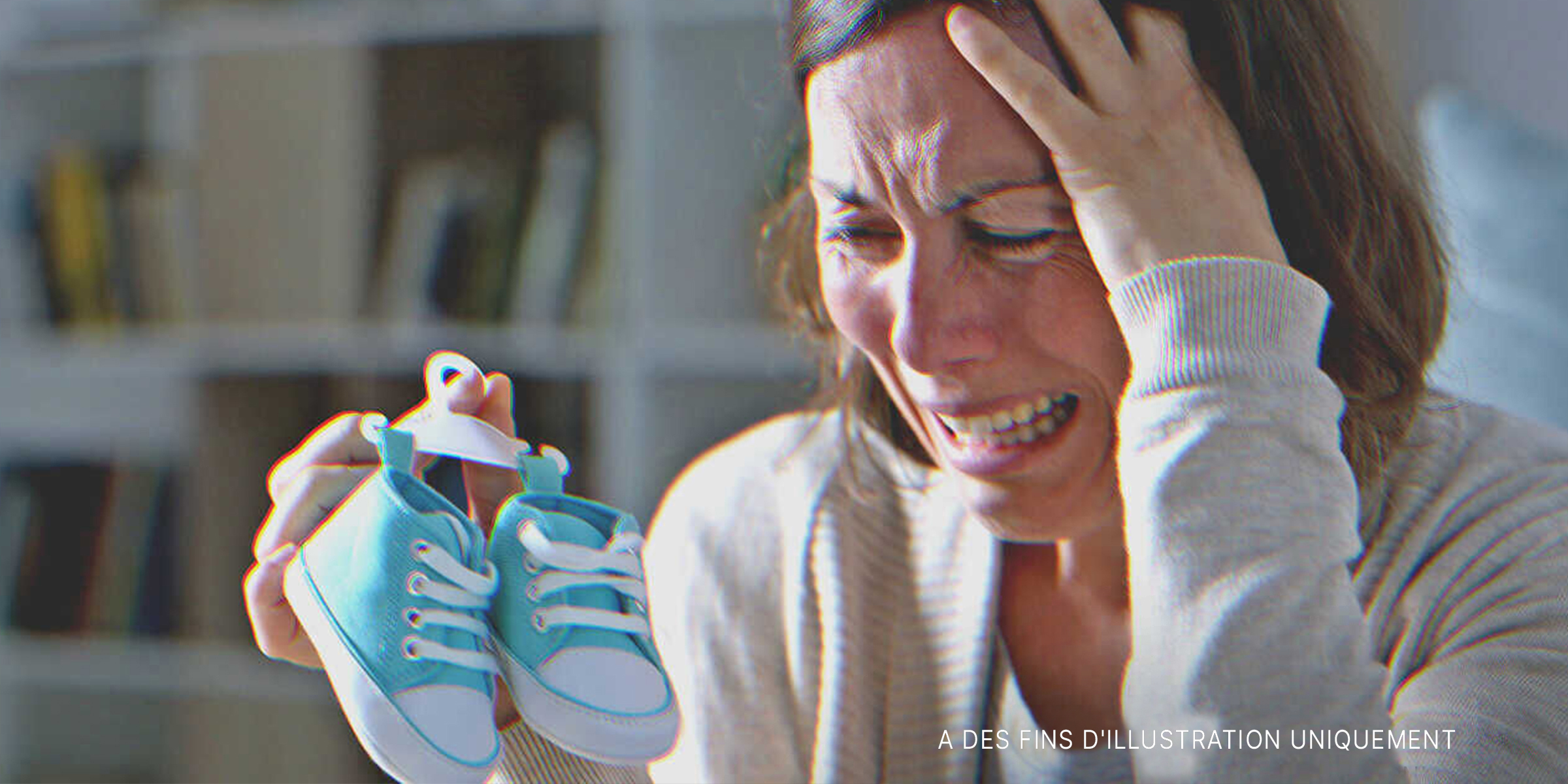 Une femme tenant des chaussures de bébé | Source : Shutterstock