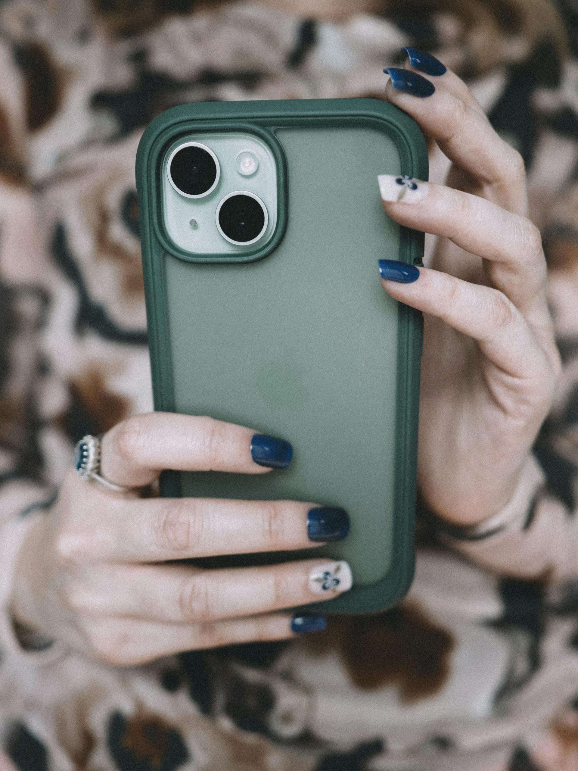 Une femme tenant un smartphone | Source : Pexels