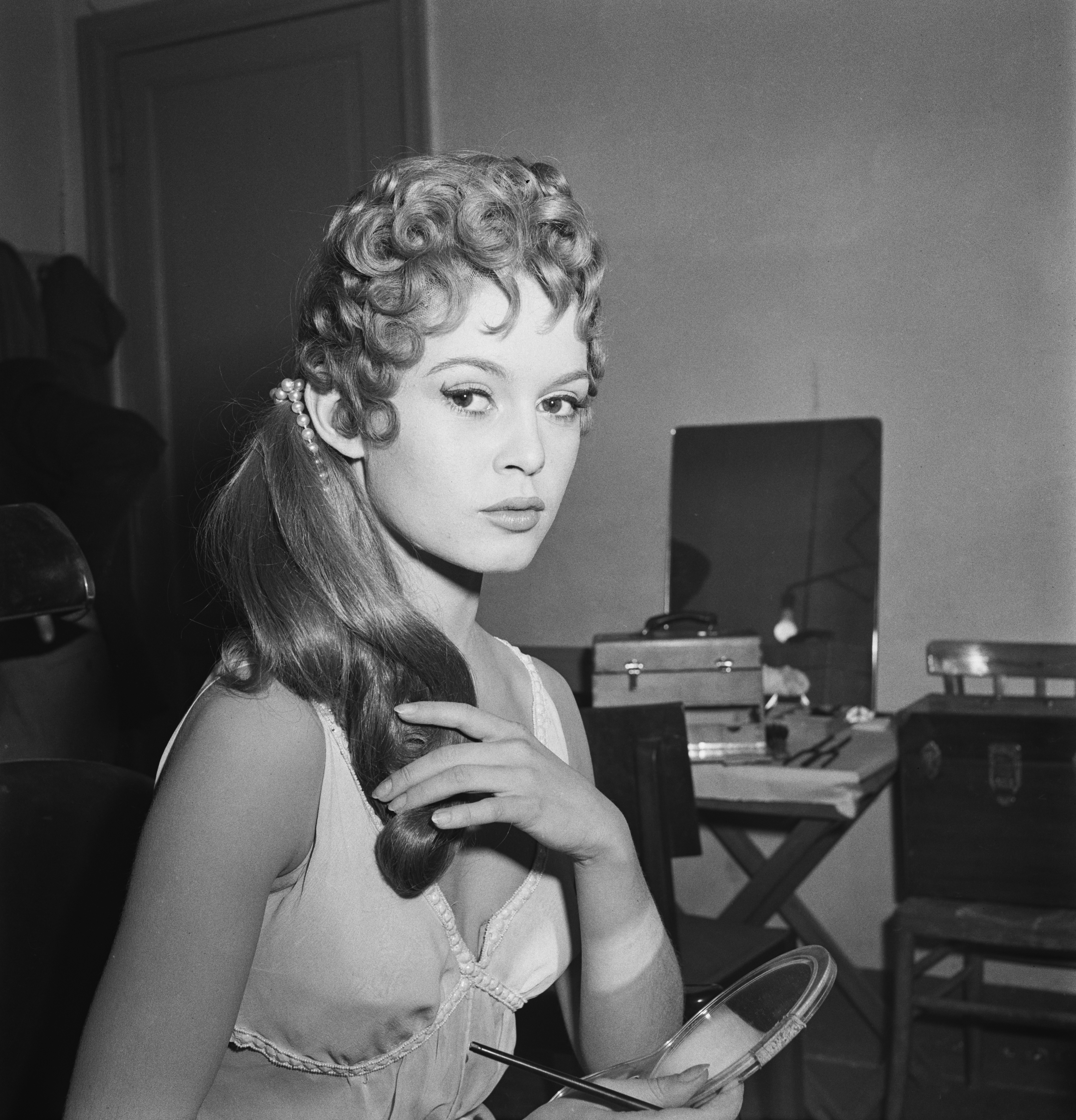 Brigitte Bardot pendant le tournage du "Week-end de Néron", aux studios Cinecitta, le 1er janvier 1956 à Rome, en Italie. | Source : Getty Images