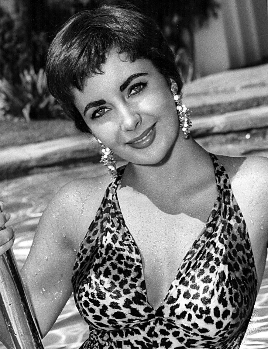 Elizabeth Taylor in film "The Last Time I Saw Paris." | Source : Wikimedia Commons