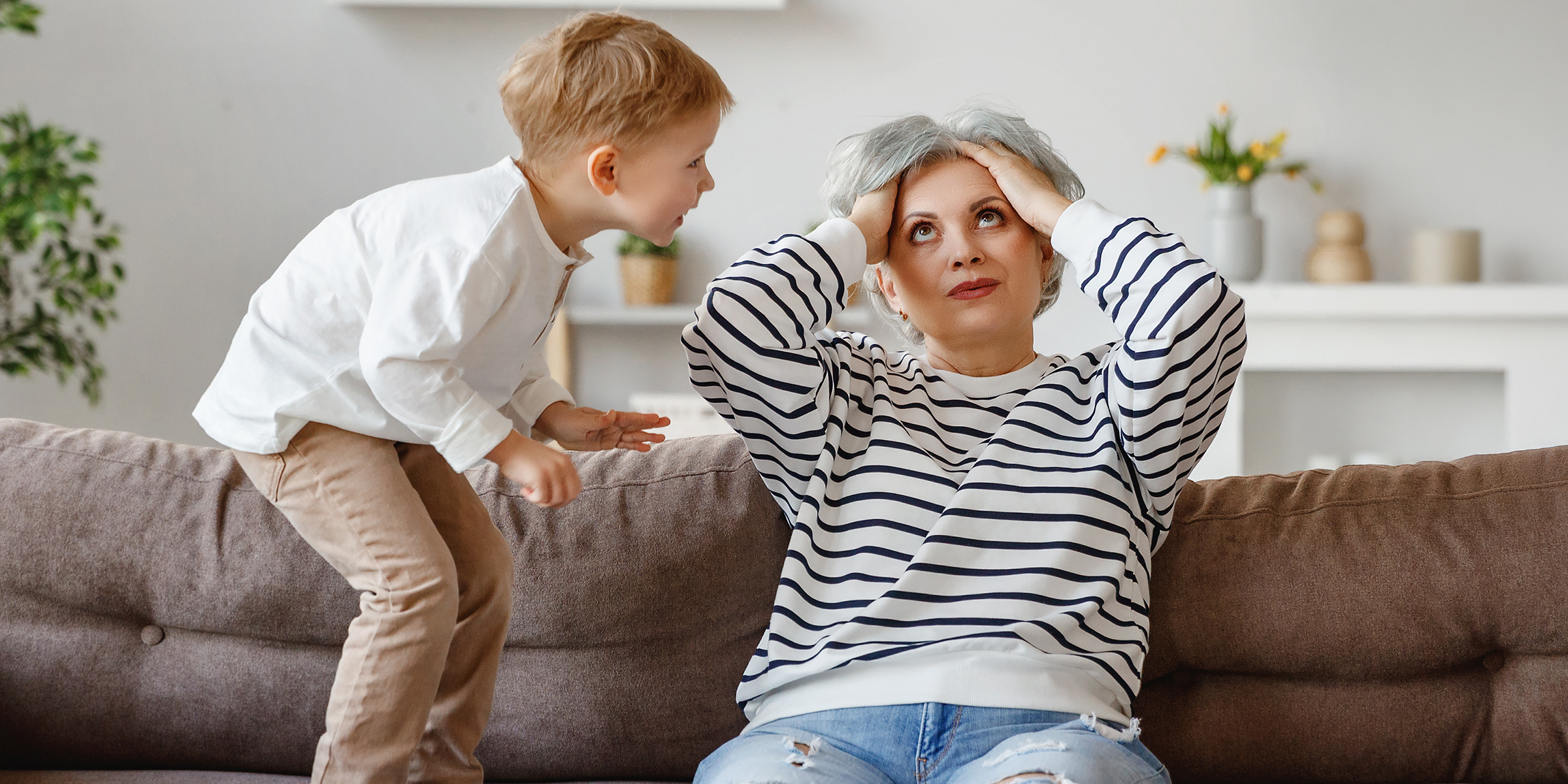 Une femme frustrée et un jeune garçon | Source : Shutterstock