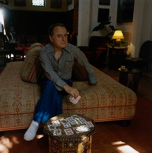 Pierre Bergé est dans son appartement et joue aux cartes | Photo : Getty Images