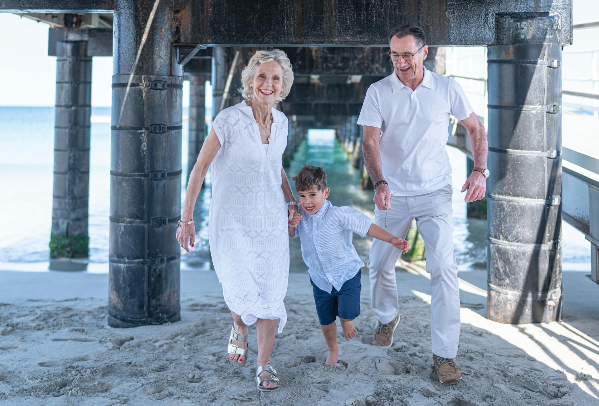 Des grands-parents heureux avec leur petit-fils | Source : Pexels