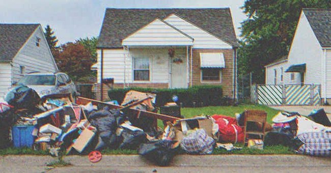 Un tas d'ordures devant une maison | Source : Shutterstock