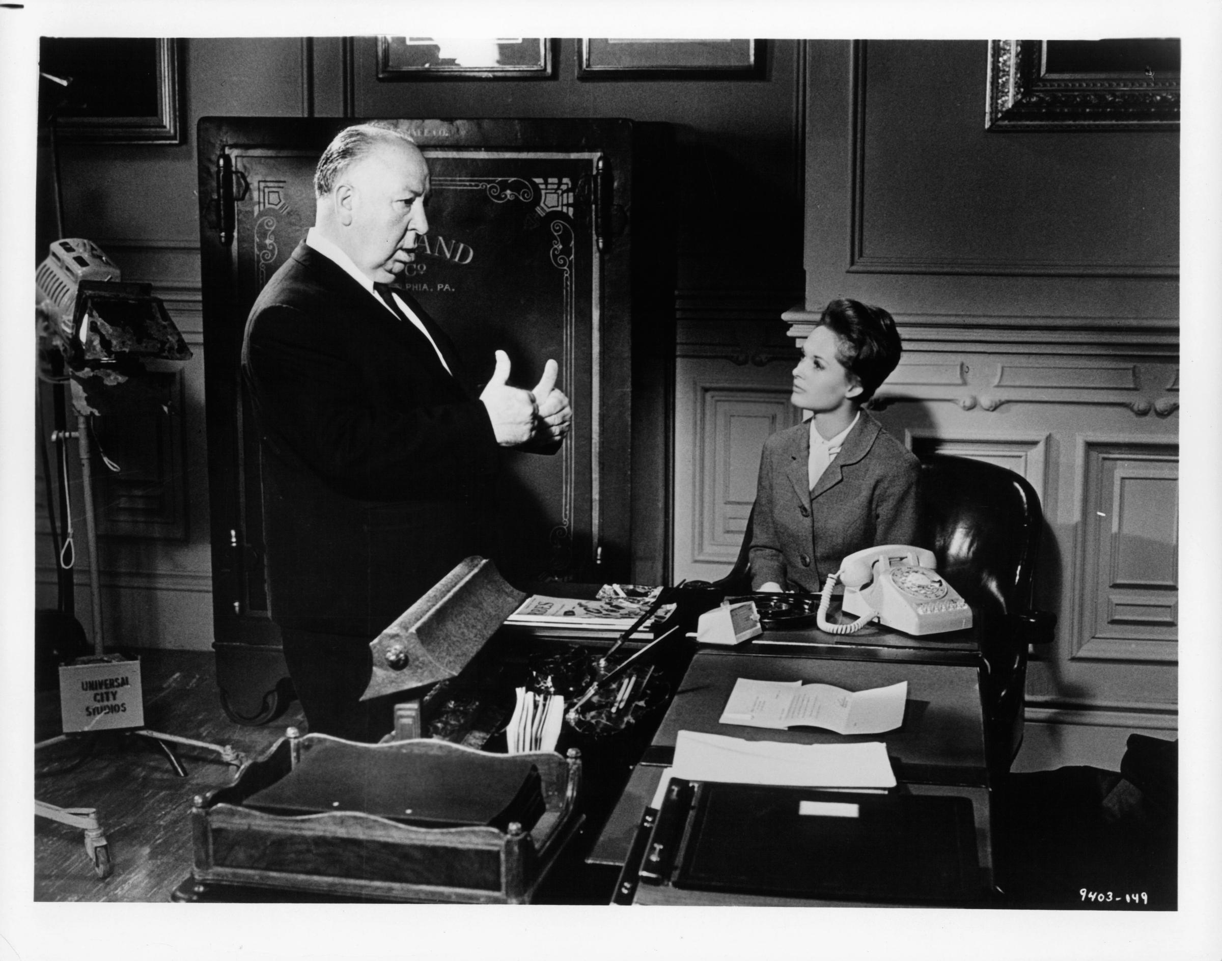 Alfred Hitchcock donne des indications à Tippi Hedren entre deux scènes du film "Marnie" en 1964. | Source : Getty Images