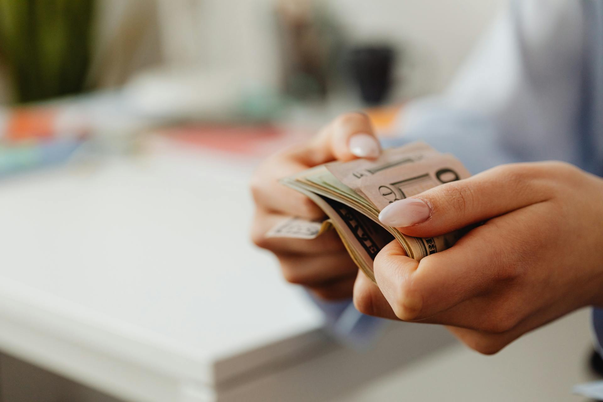 Une femme tenant de l'argent | Source : Pexels