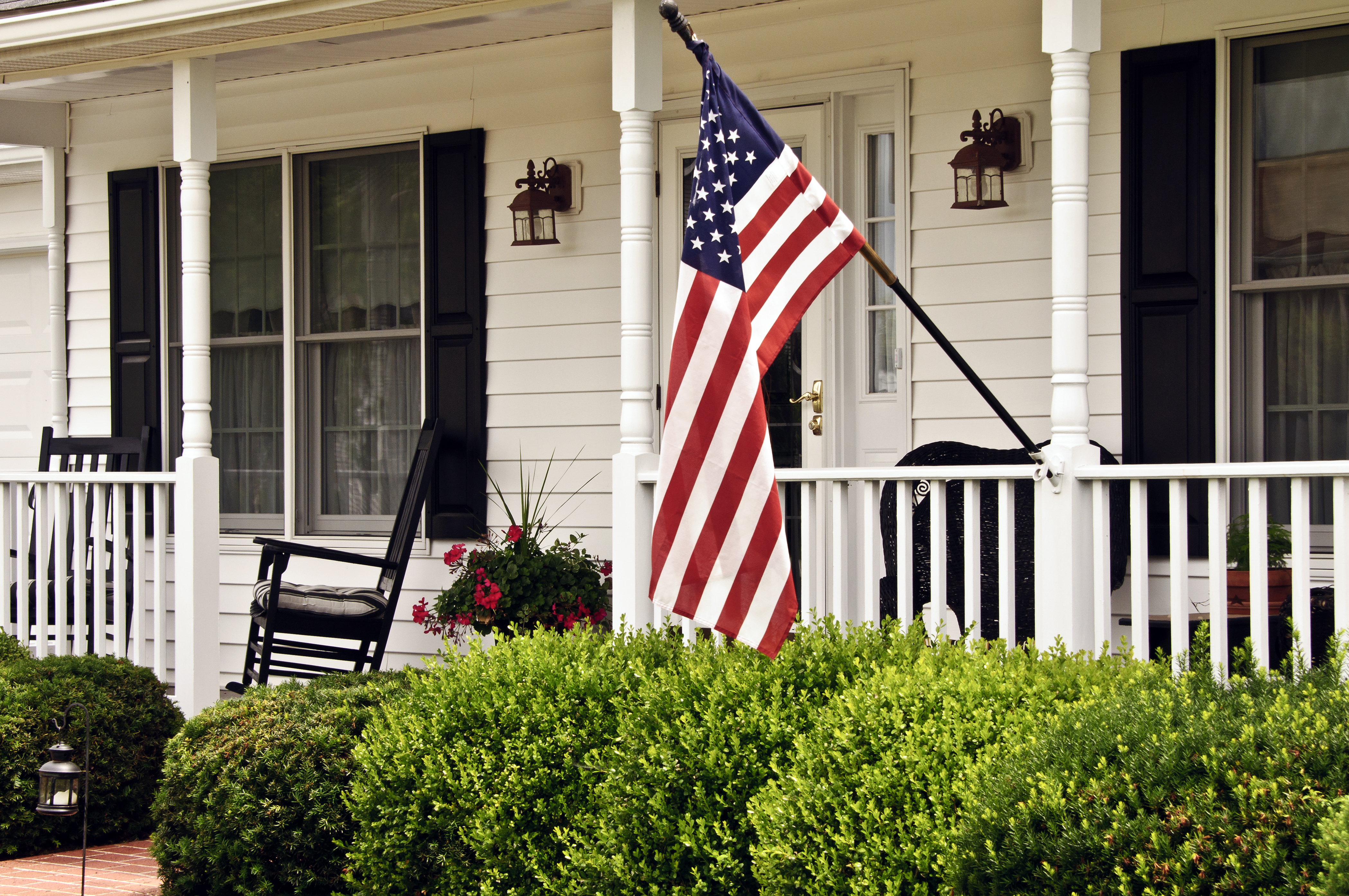 Une maison avec un drapeau américain | Source : Shutterstock