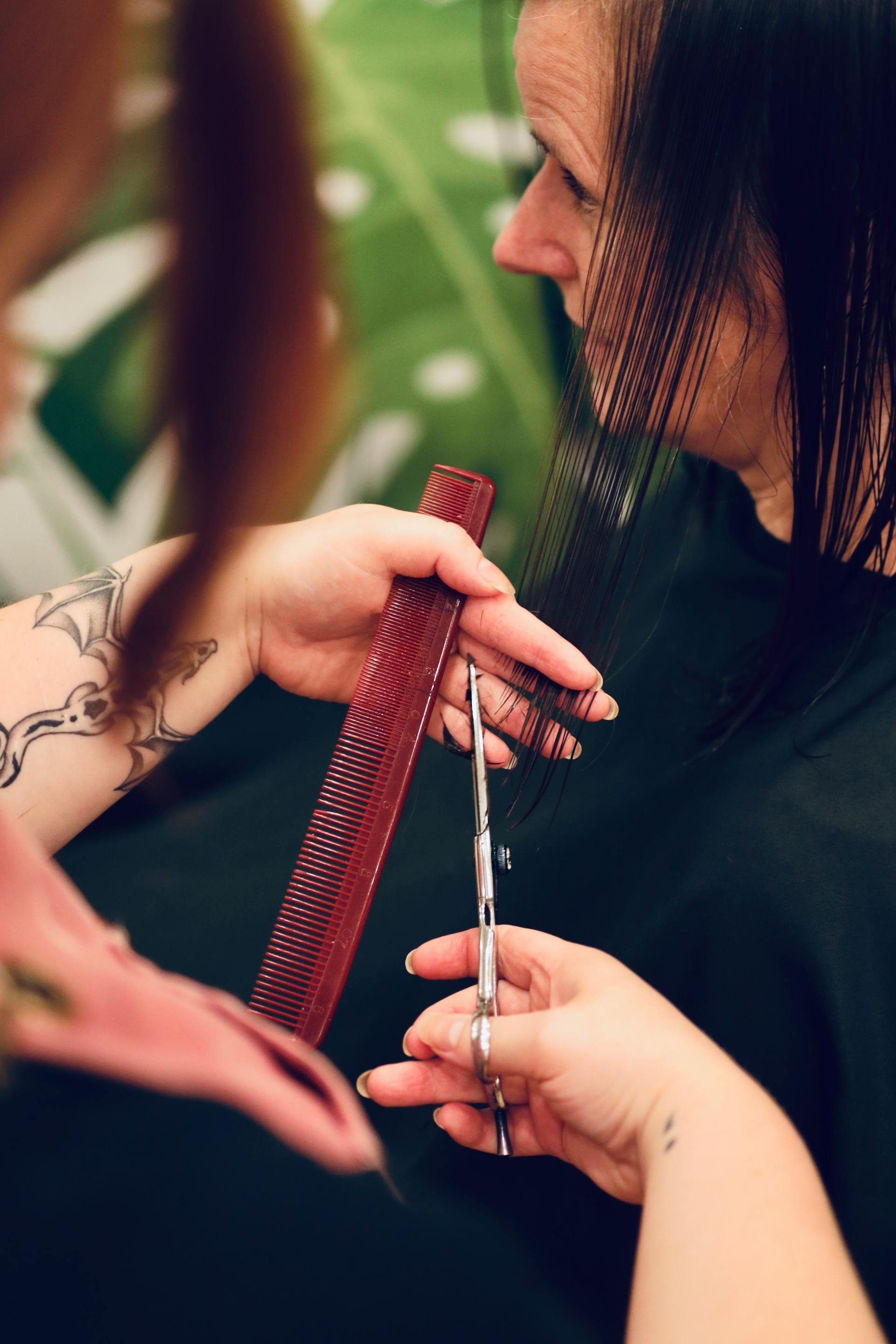 Une femme qui coupe les cheveux | Source : Pexels