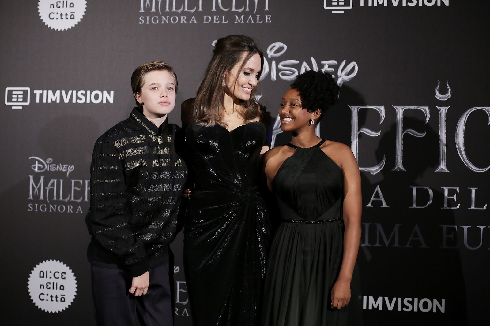 Angelina Jolie avec Shiloh et Zahara lors de la première européenne de "Maléfique : Le Pouvoir du mal" le 7 octobre 2019, à Rome, en Italie. | Source : Getty Images