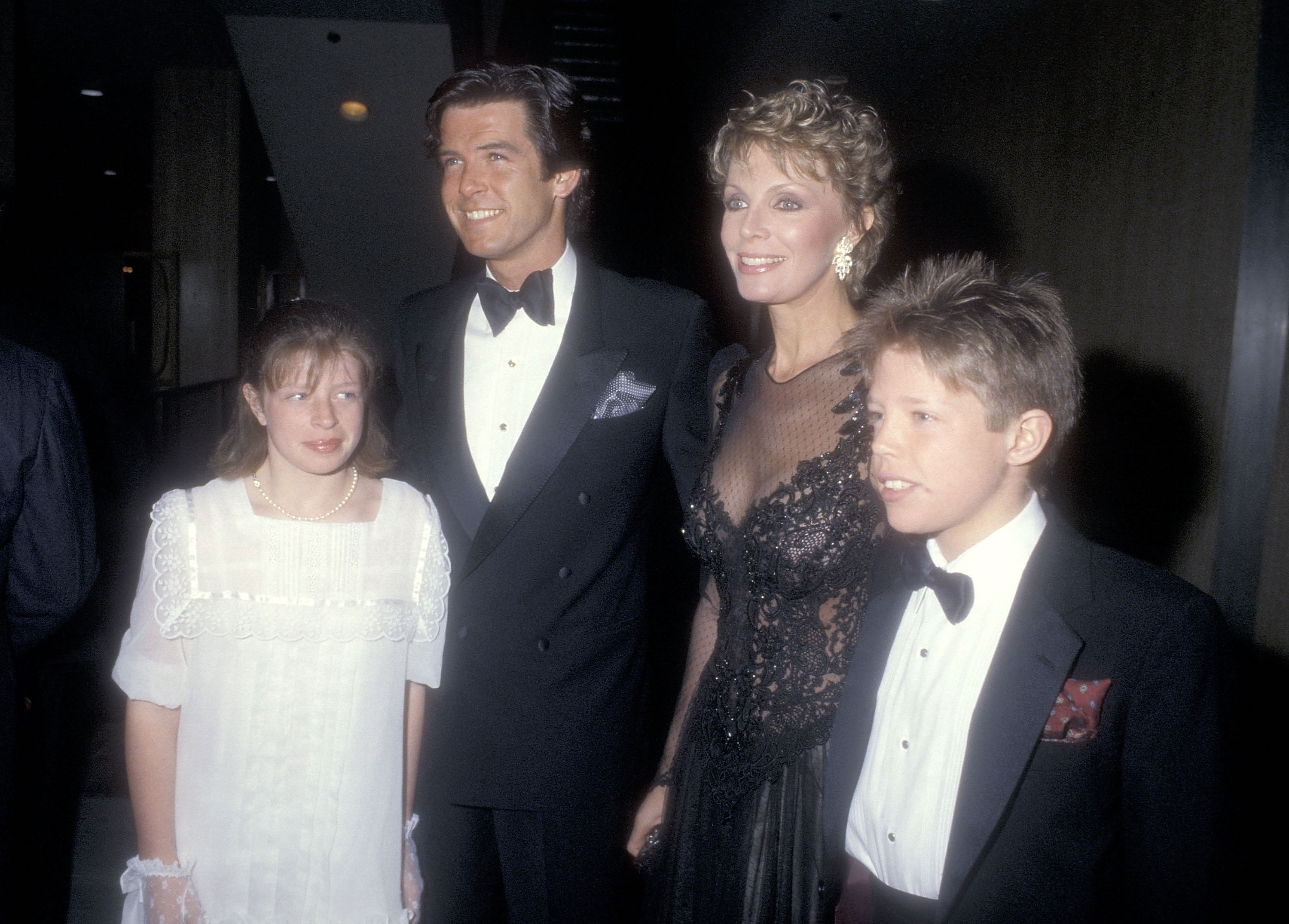 Pierce Brosnan, Cassandra Harris, Charlotte Brosnan et Christopher Brosnan à la soirée d'ouverture de "Cats" le 11 janvier 1985 à Century City, Californie. | Source : Getty Images