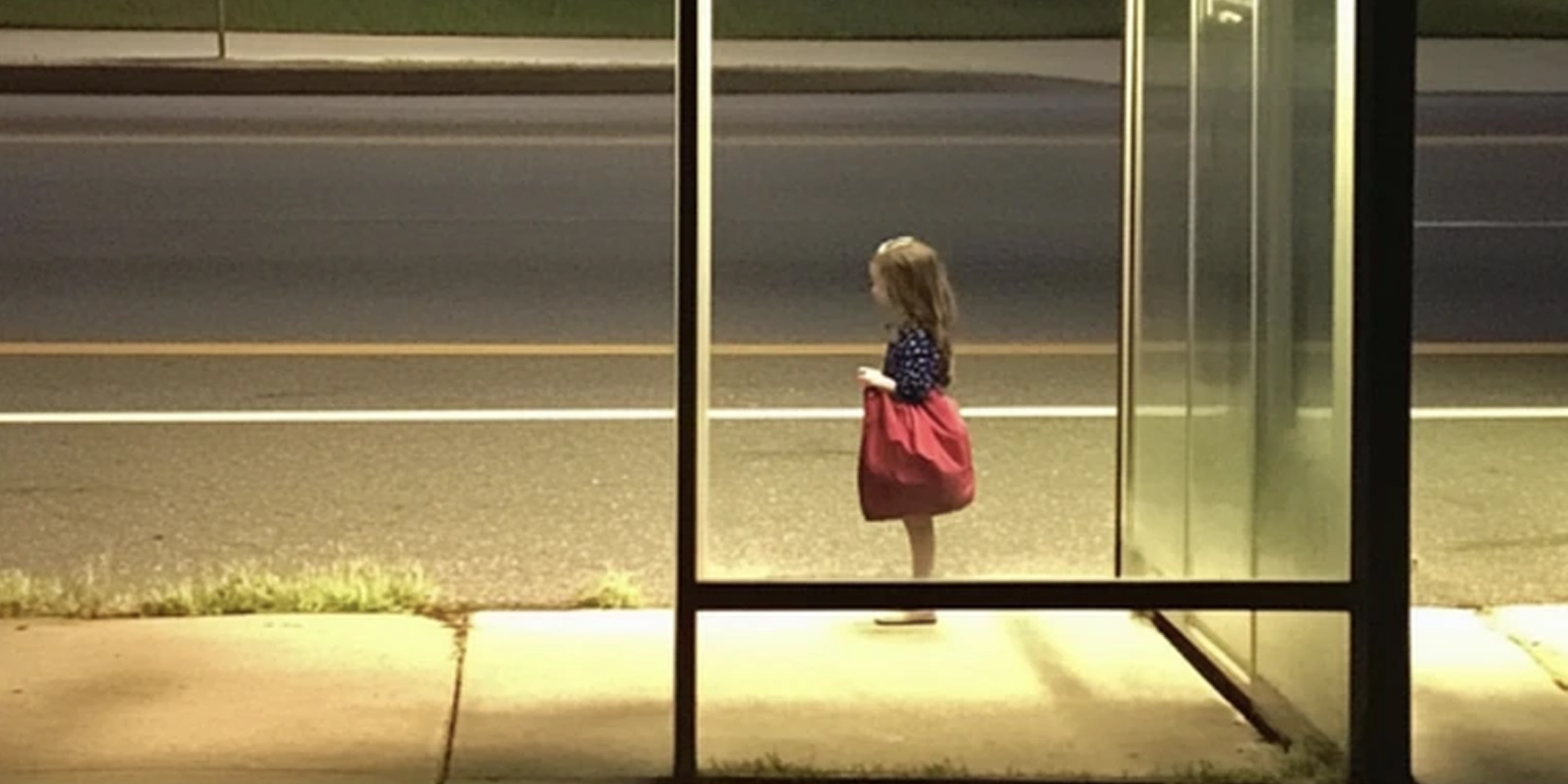 Une petite fille solitaire debout à un arrêt de bus | Source : AmoMama