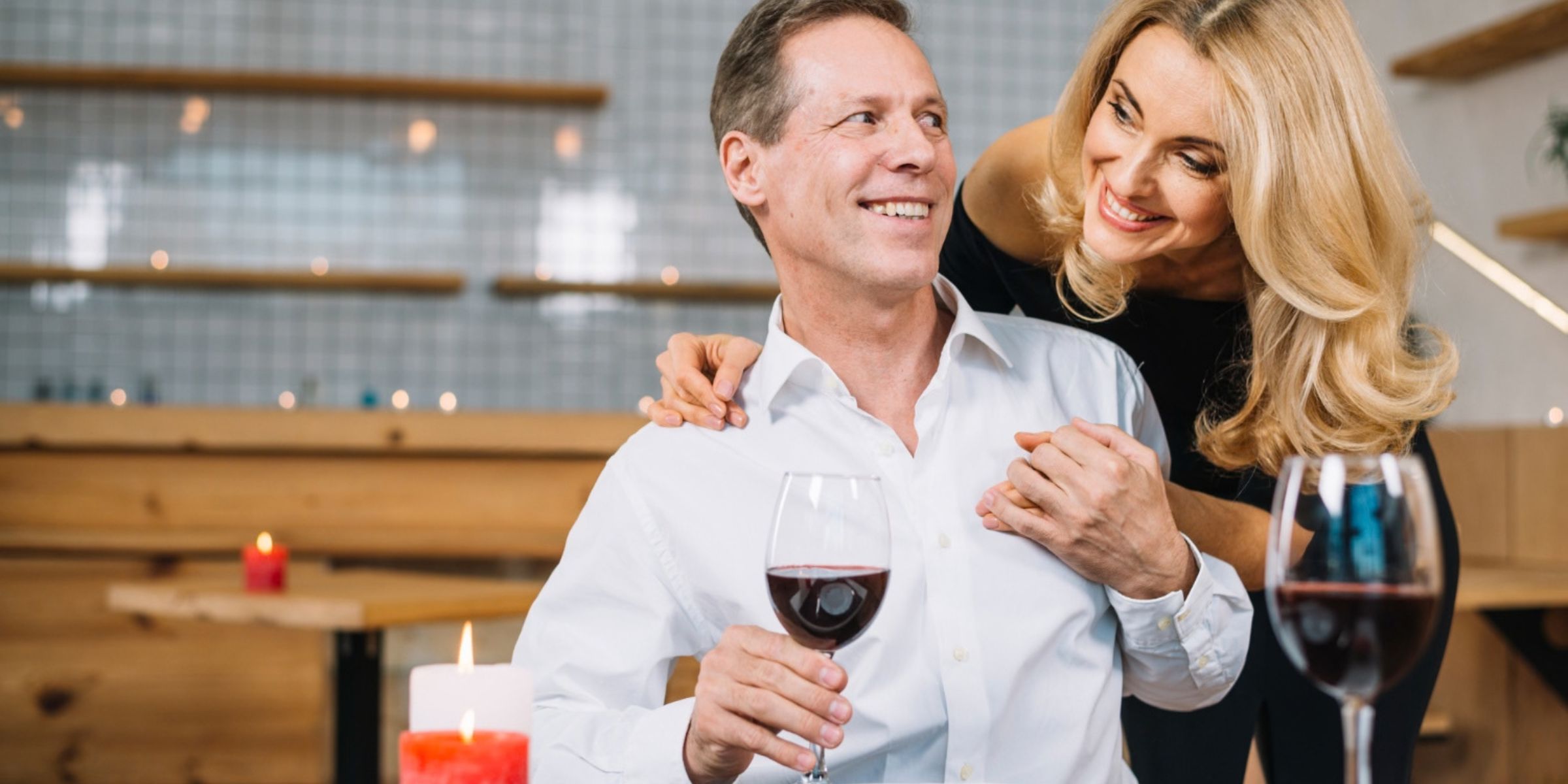 Un couple en train de profiter d'un dîner romantique | Source : Magnific
