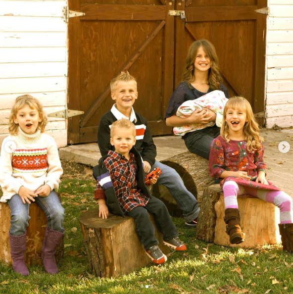Les enfants de Ruby Franke, Shari, Chad, Abby, Julie, Russell et Eve Franke, posant pour une photo postée le 28 octobre 2021 | Source : Instagram/moms_of_truth