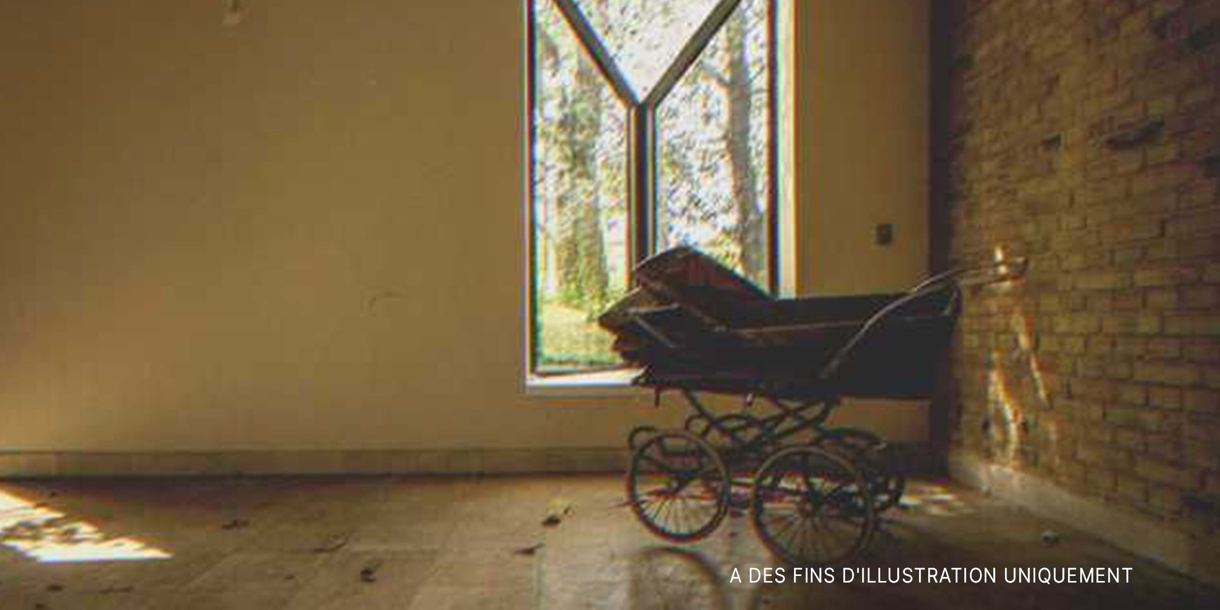 Une vieille poussette dans une maison abandonnée | Source : Flickr/olavXO