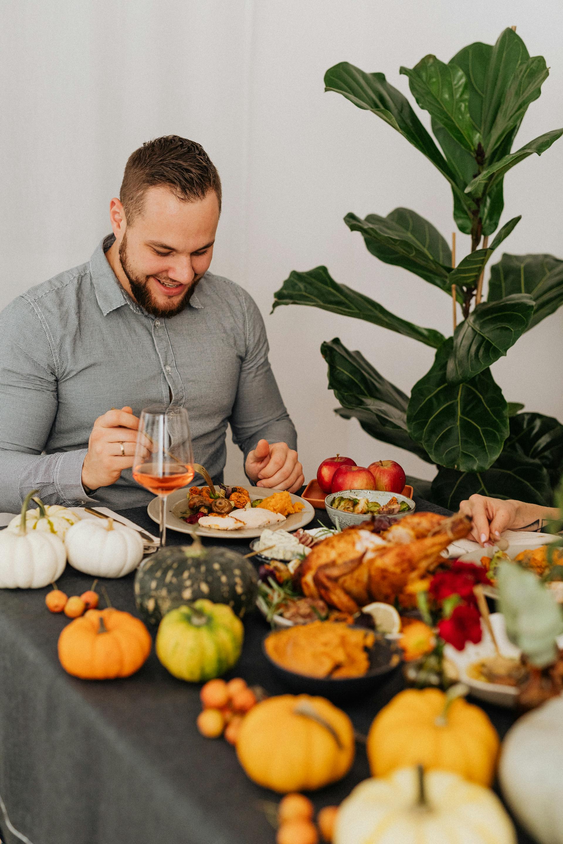 Un homme en train de savourer son dîner | Source : Pexels