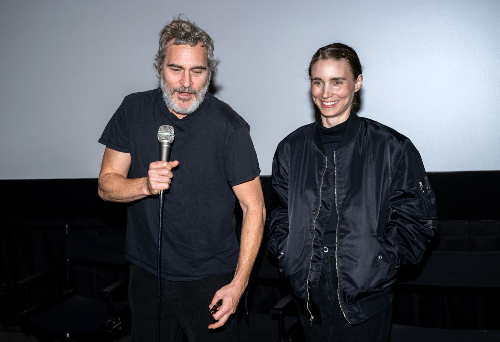 Joaquin Phoenix et Rooney Mara ont assisté à une projection spéciale de "The Smell Of Money" à Los Angeles le 14 octobre 2023, partageant des sourires et un moment de détente ensemble, soulignant la chaleur et la facilité de leur relation. | Source : Getty Images