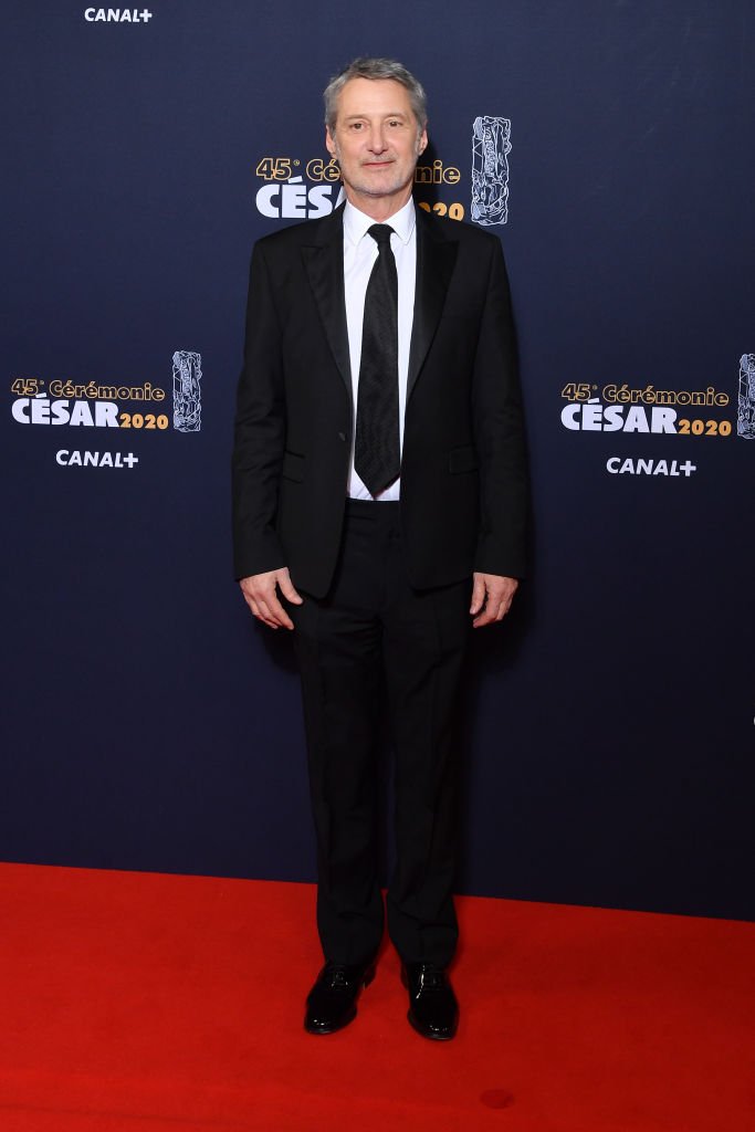 Antoine De Caunes arrive à la cérémonie des Cesar Film Awards 2020 à la salle Pleyel à Paris le 28 février 2020 à Paris, France. | Photo : Getty Images